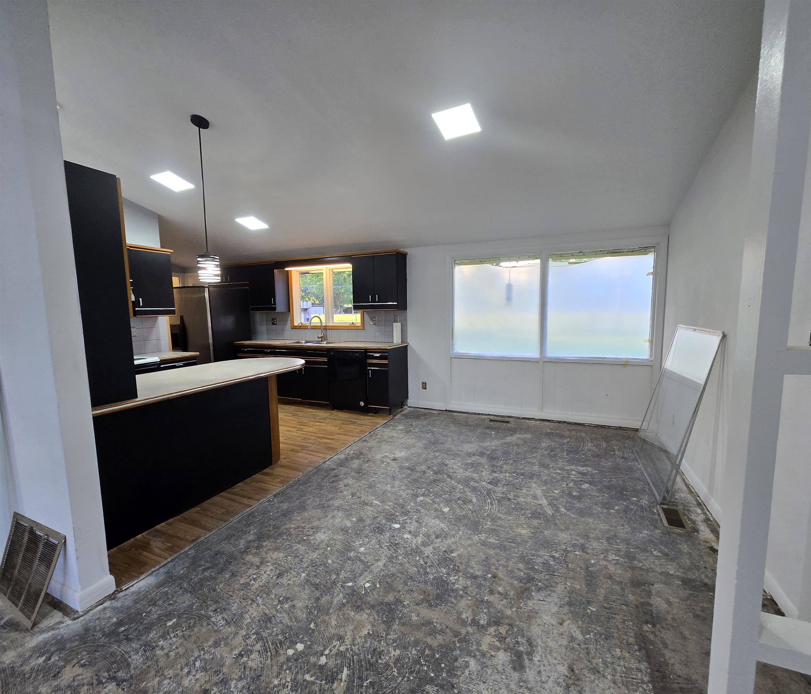 1228 Crescent Dr Property Photo 4