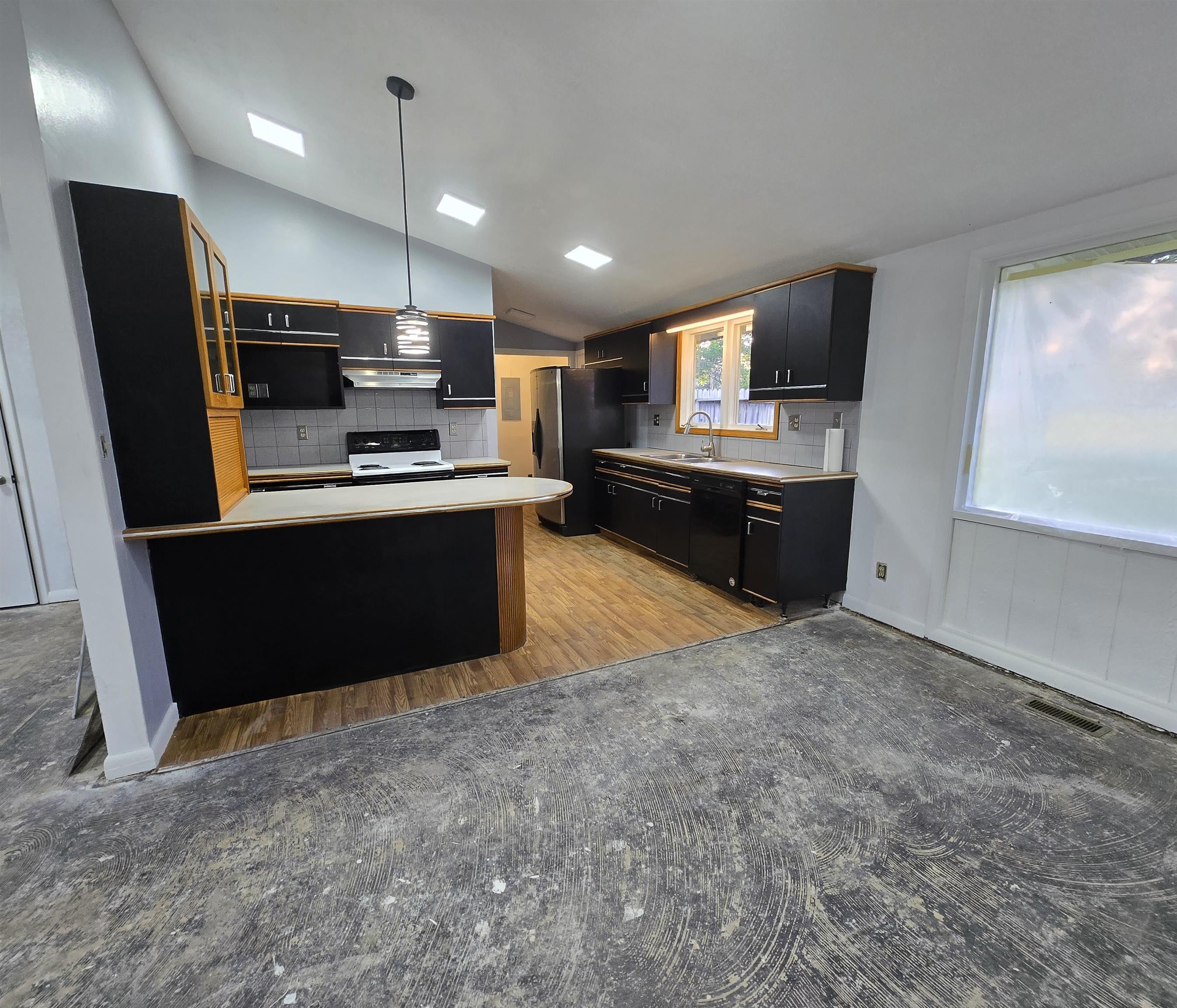 1228 Crescent Dr Property Photo 5