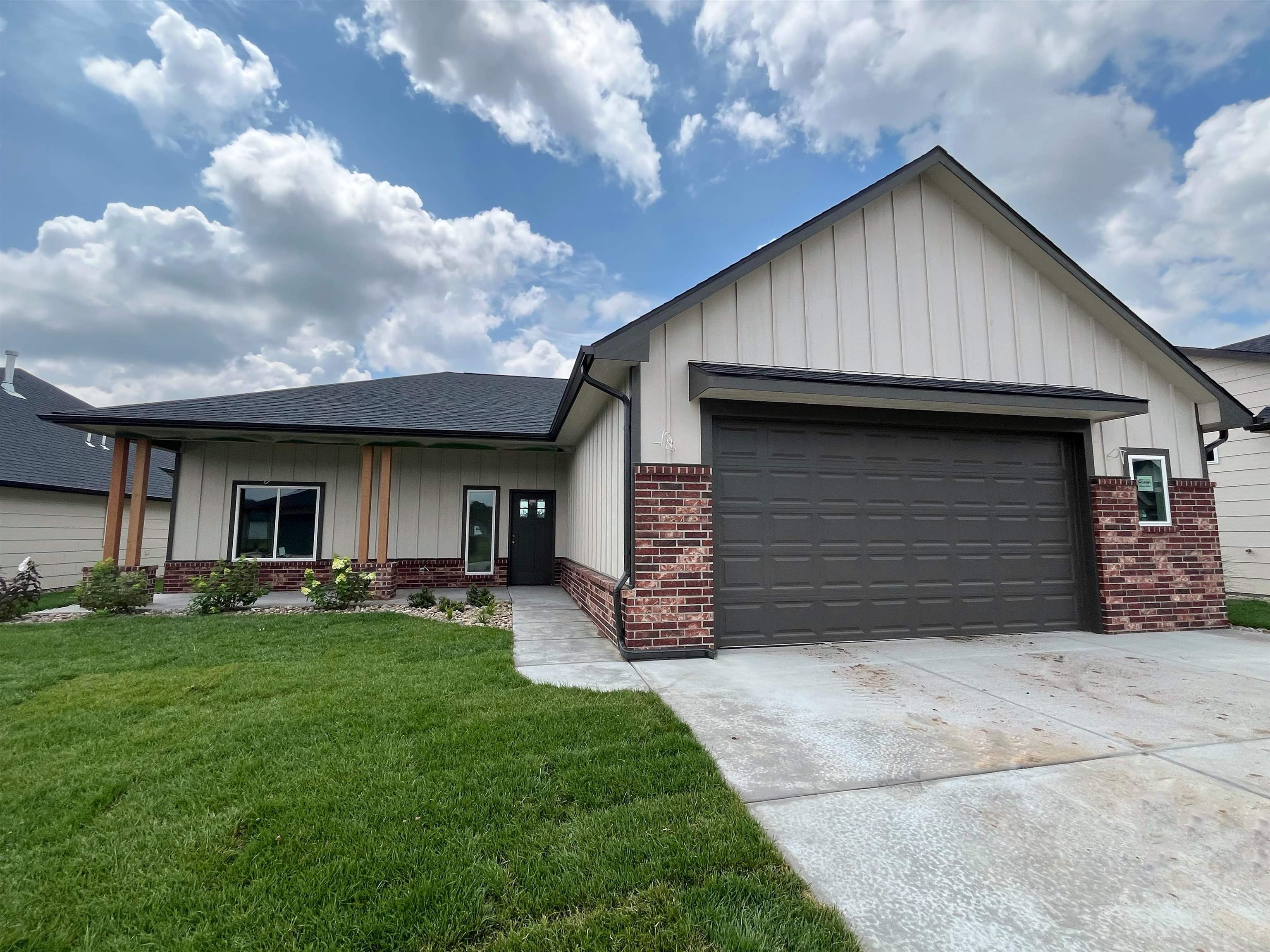 1631 N Forestview Ct Property Photo 1
