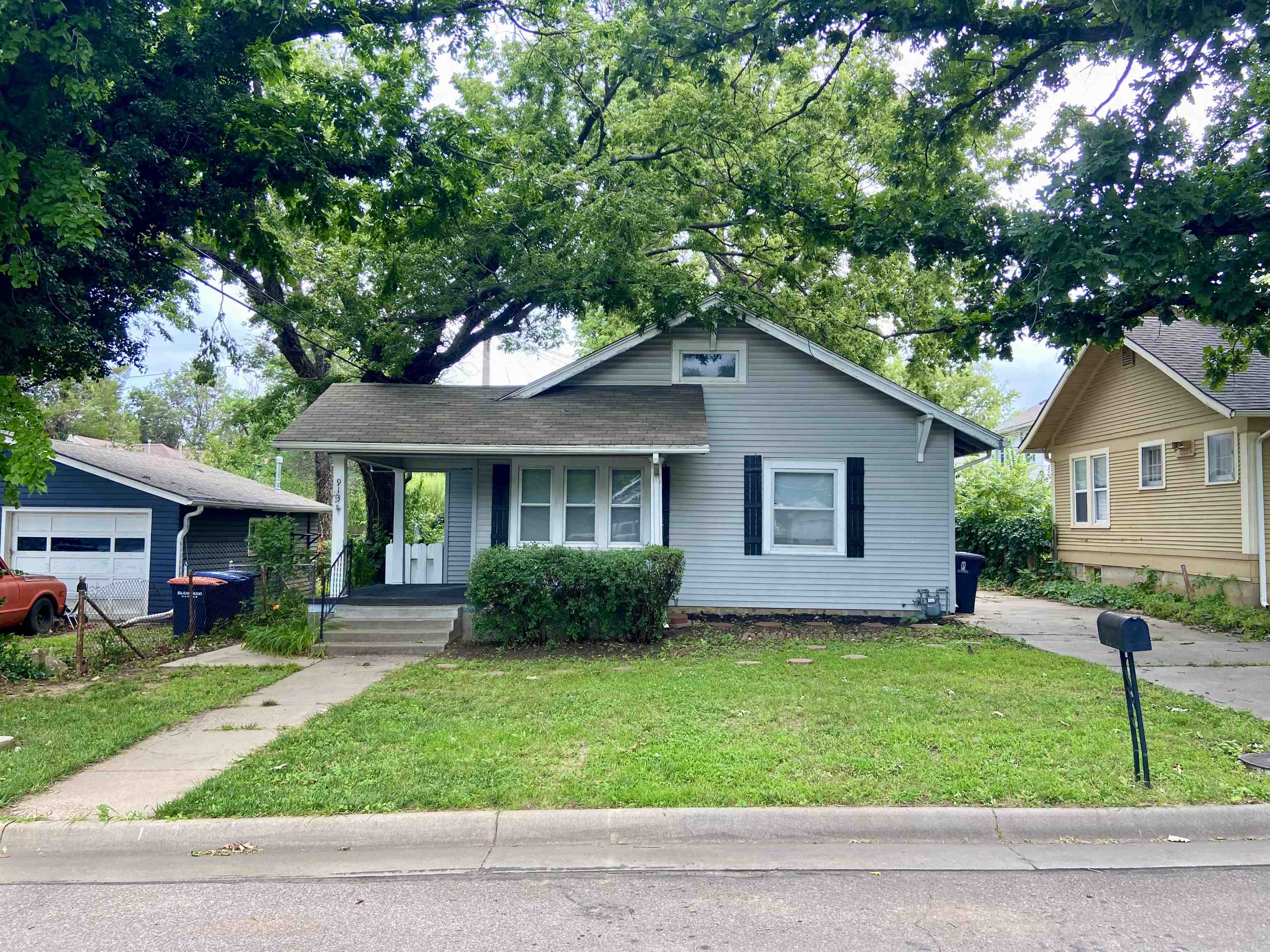 913 W 1st Ave Property Photo 1