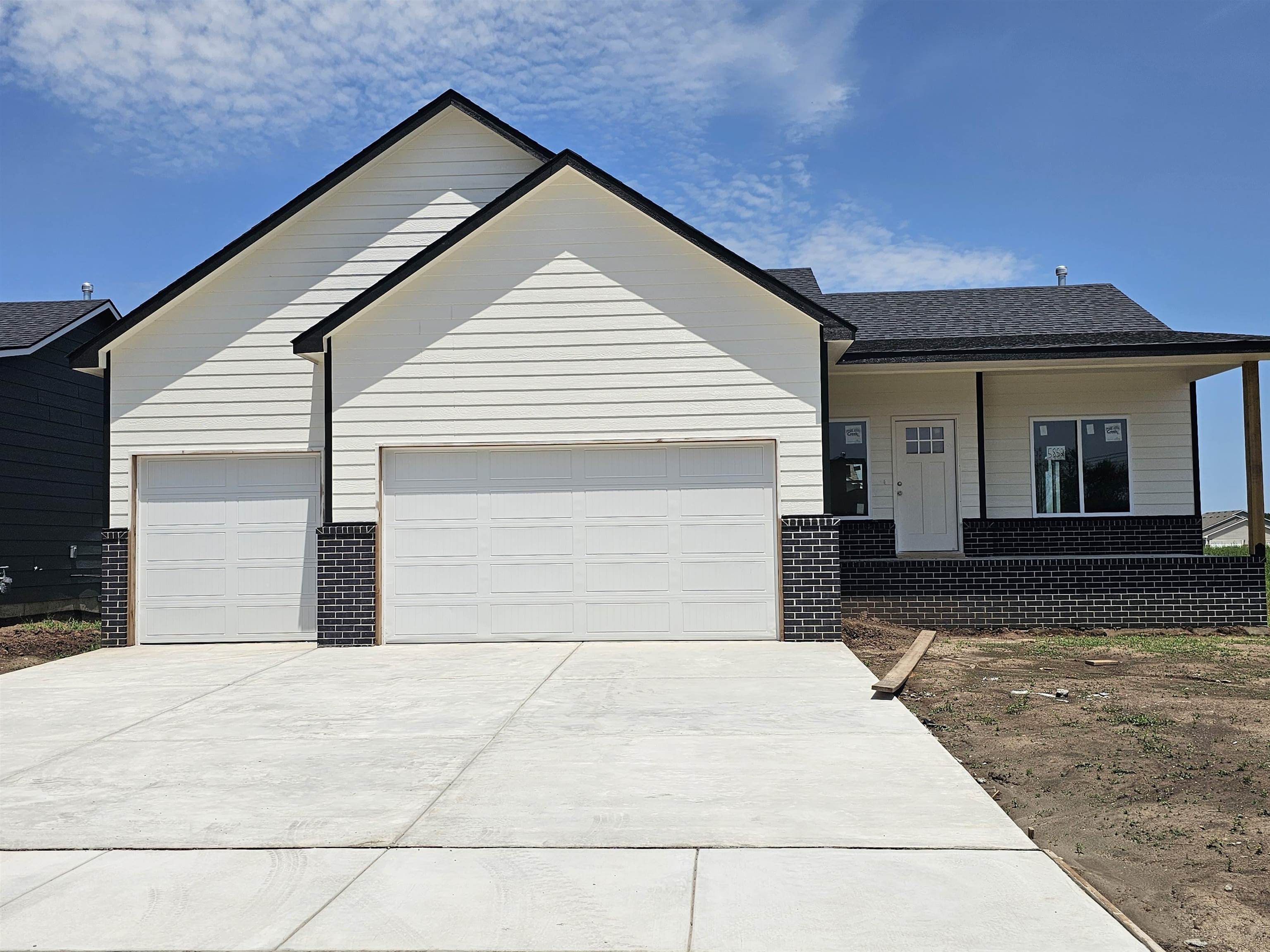 5852 N Newport Ct Property Photo 1