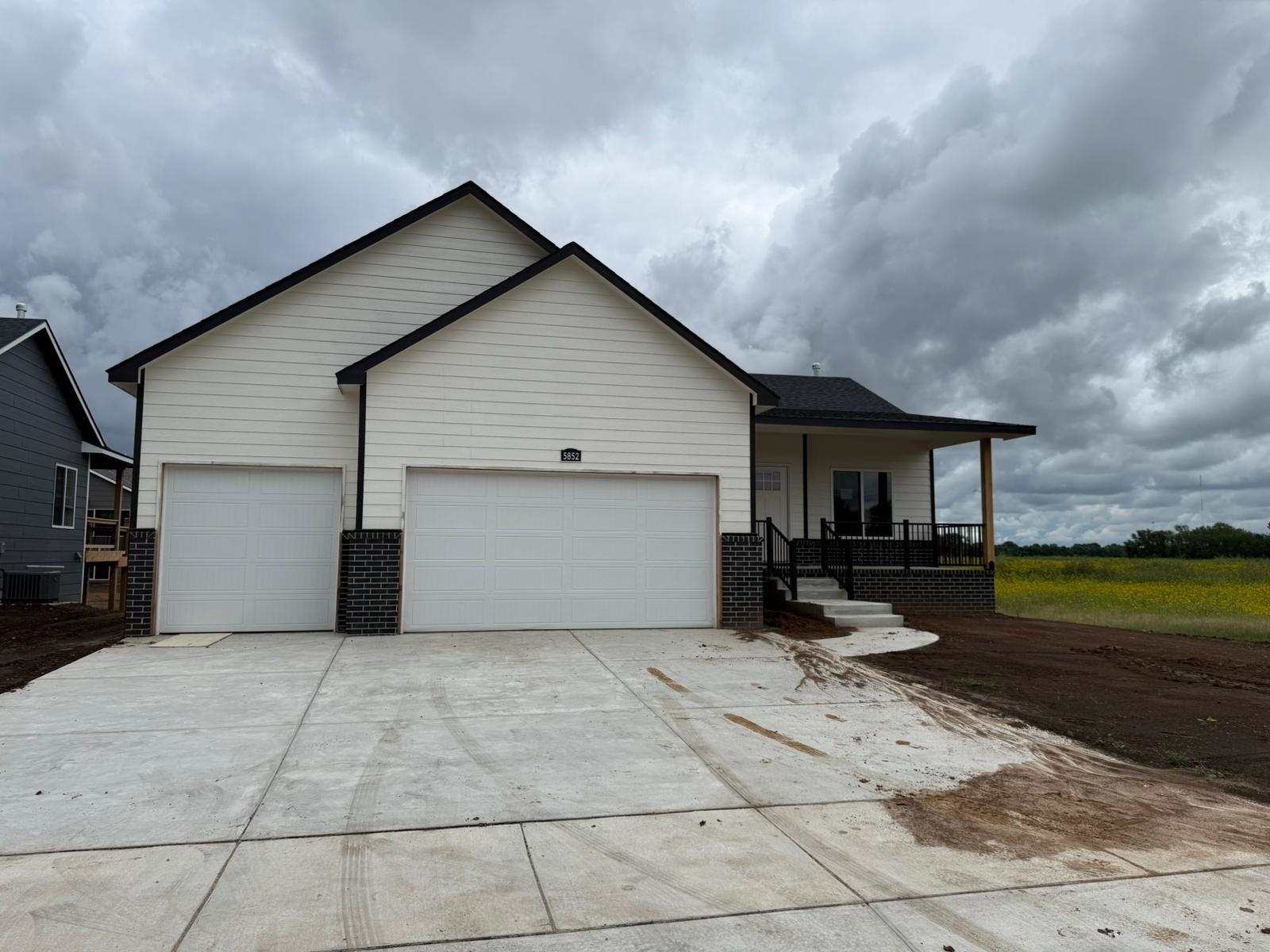 5852 N Newport Ct Property Photo 1