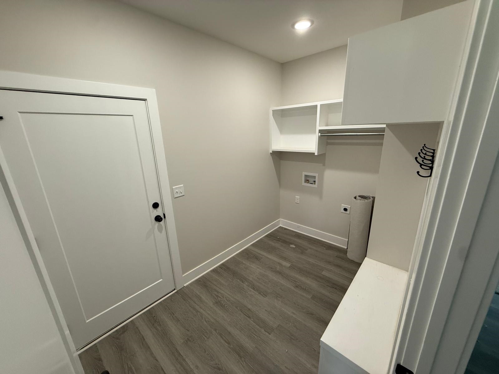 5852 N Newport Ct Property Photo 4