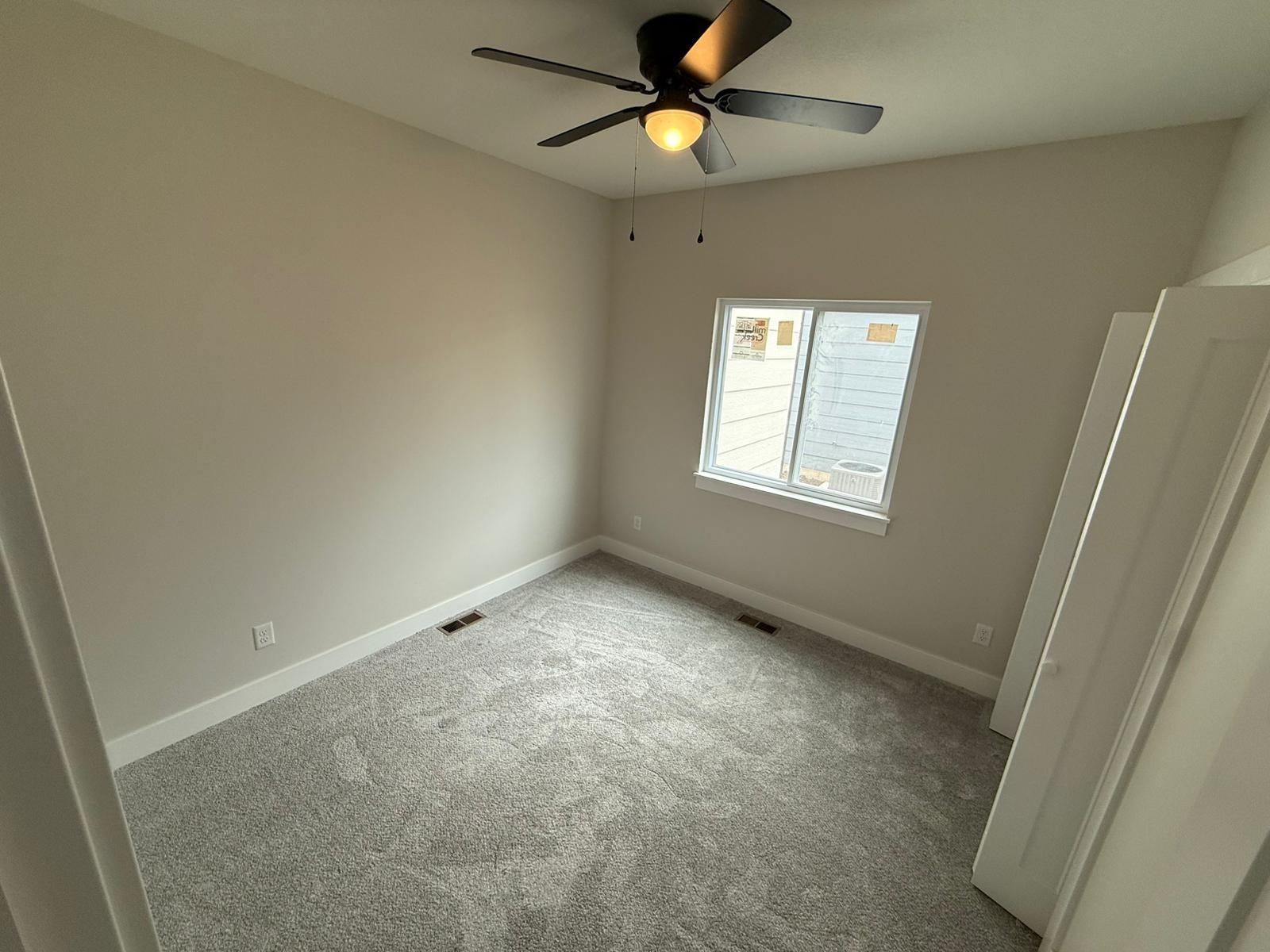 5852 N Newport Ct Property Photo 5