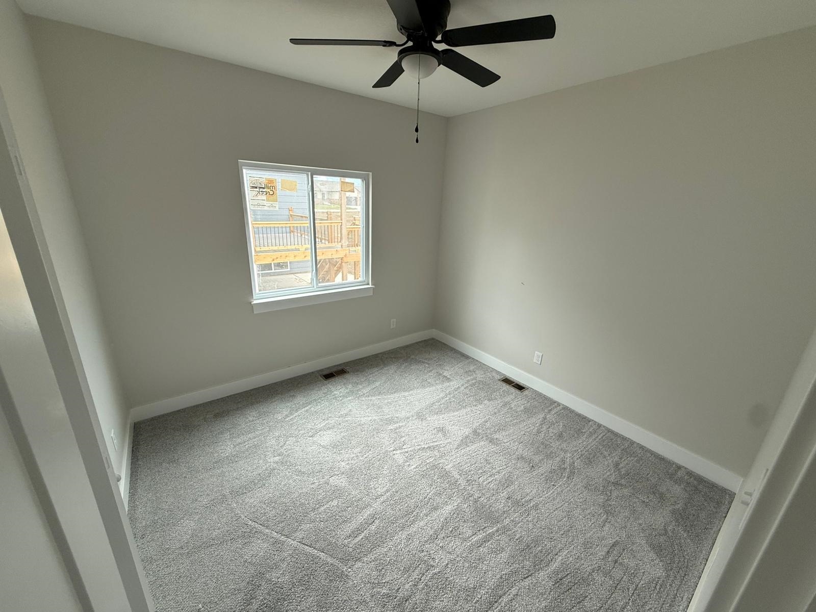 5852 N Newport Ct Property Photo 8