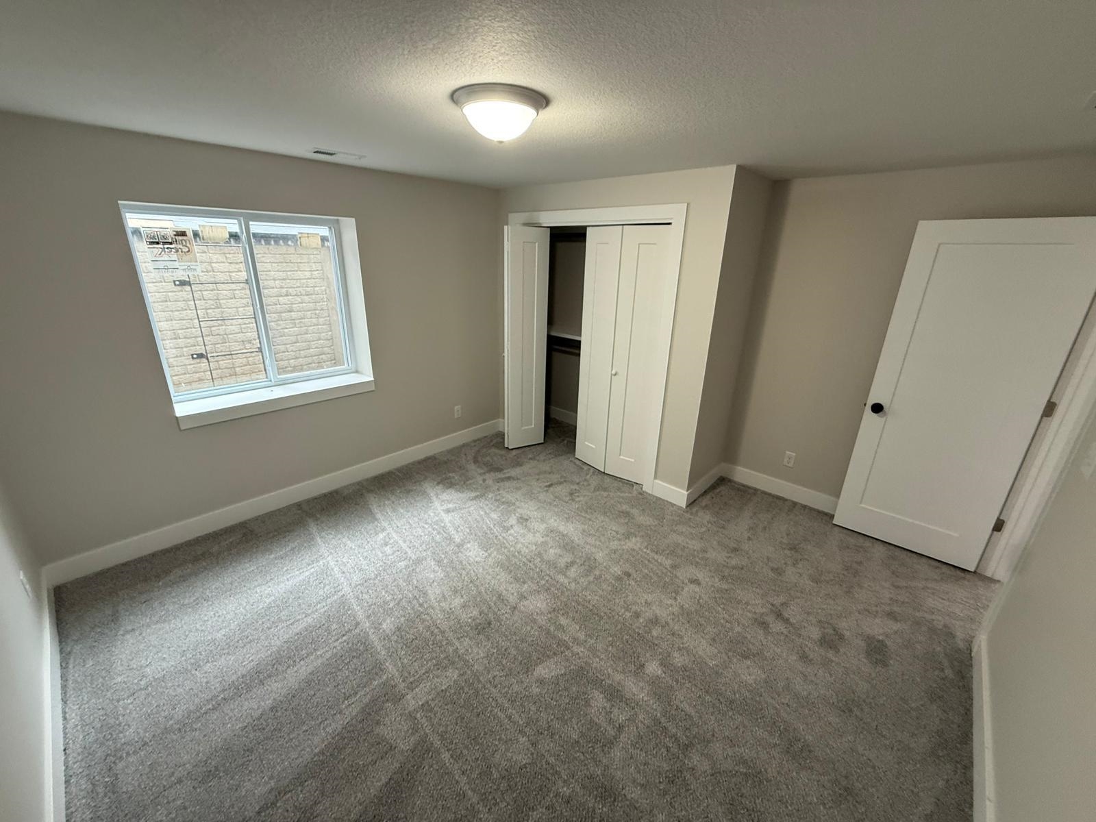 5852 N Newport Ct Property Photo 16