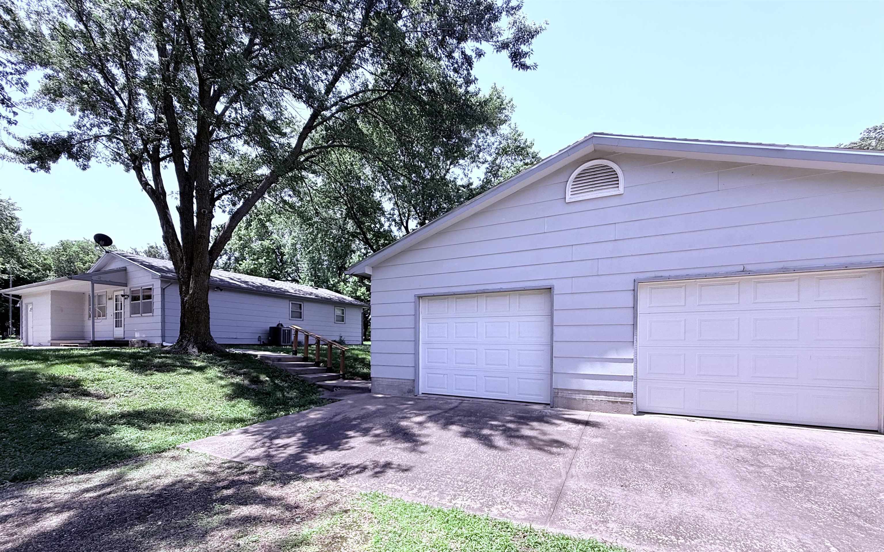 903 & 907 N Elm Property Photo 20