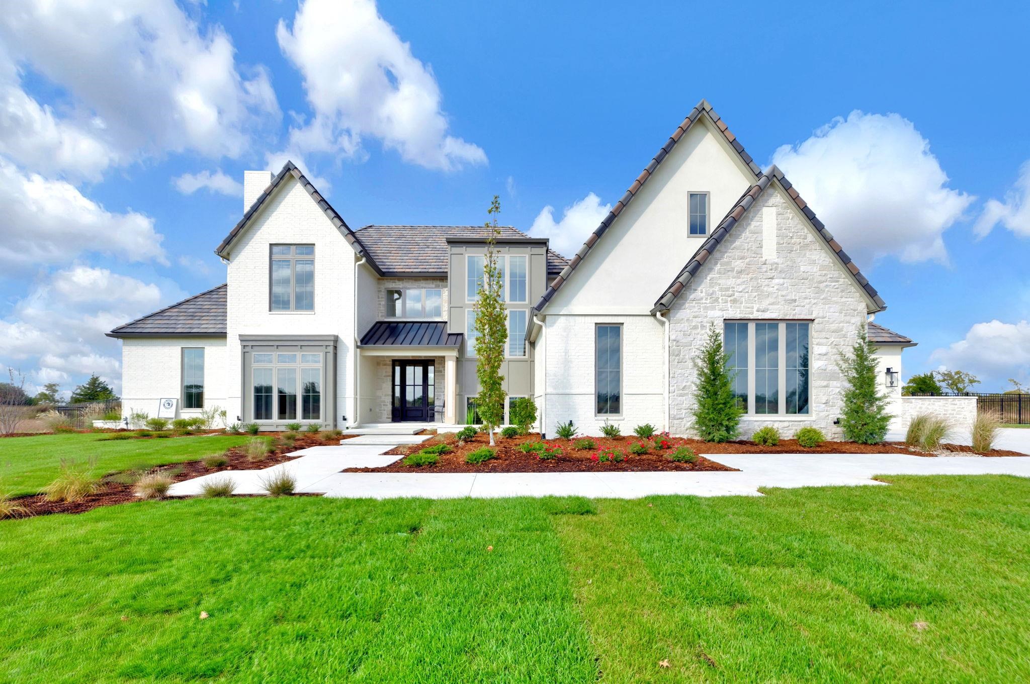 1102 E Flint Hills National Pkwy Property Photo 1