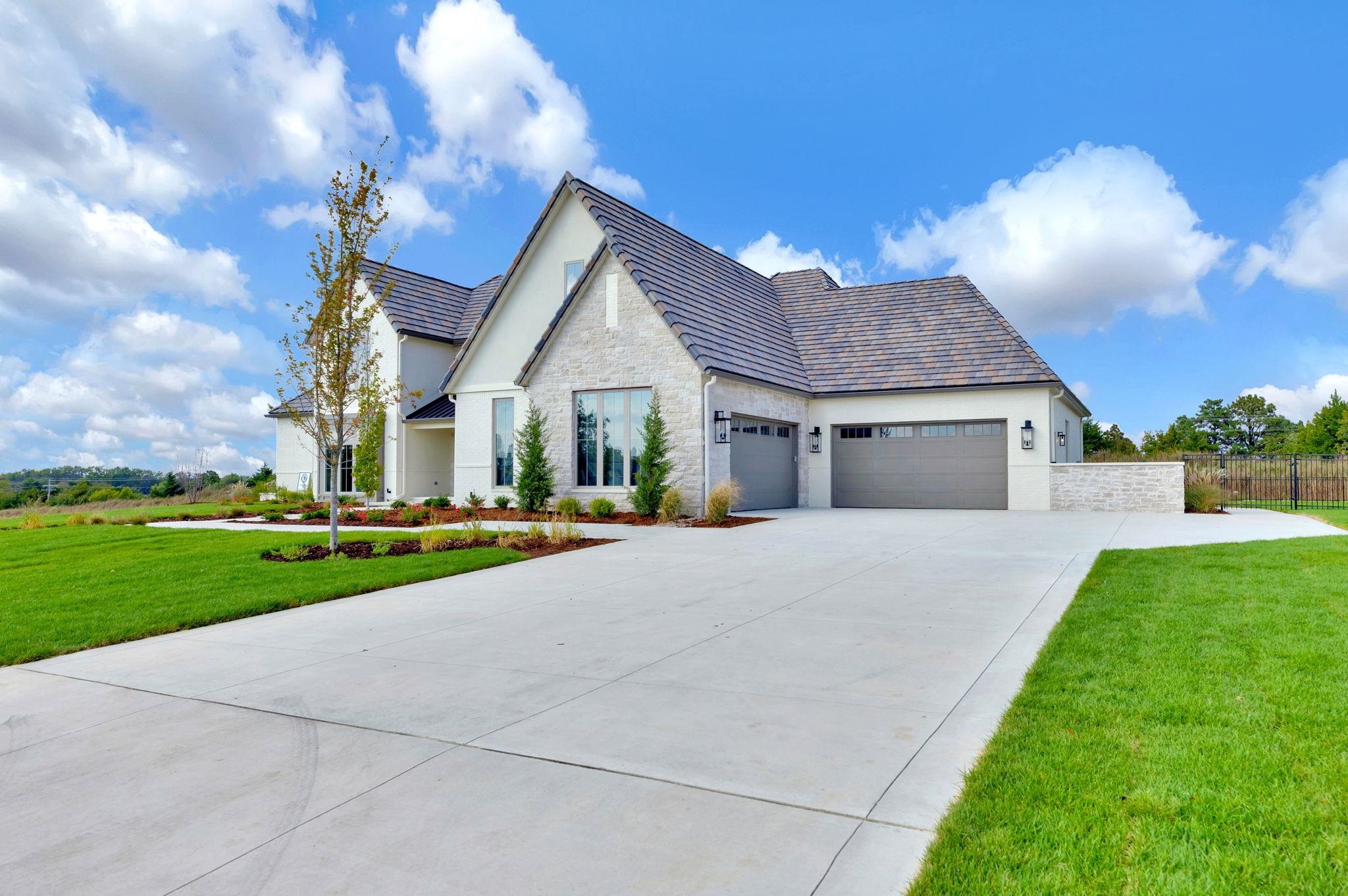 1102 E Flint Hills National Pkwy Property Photo 2