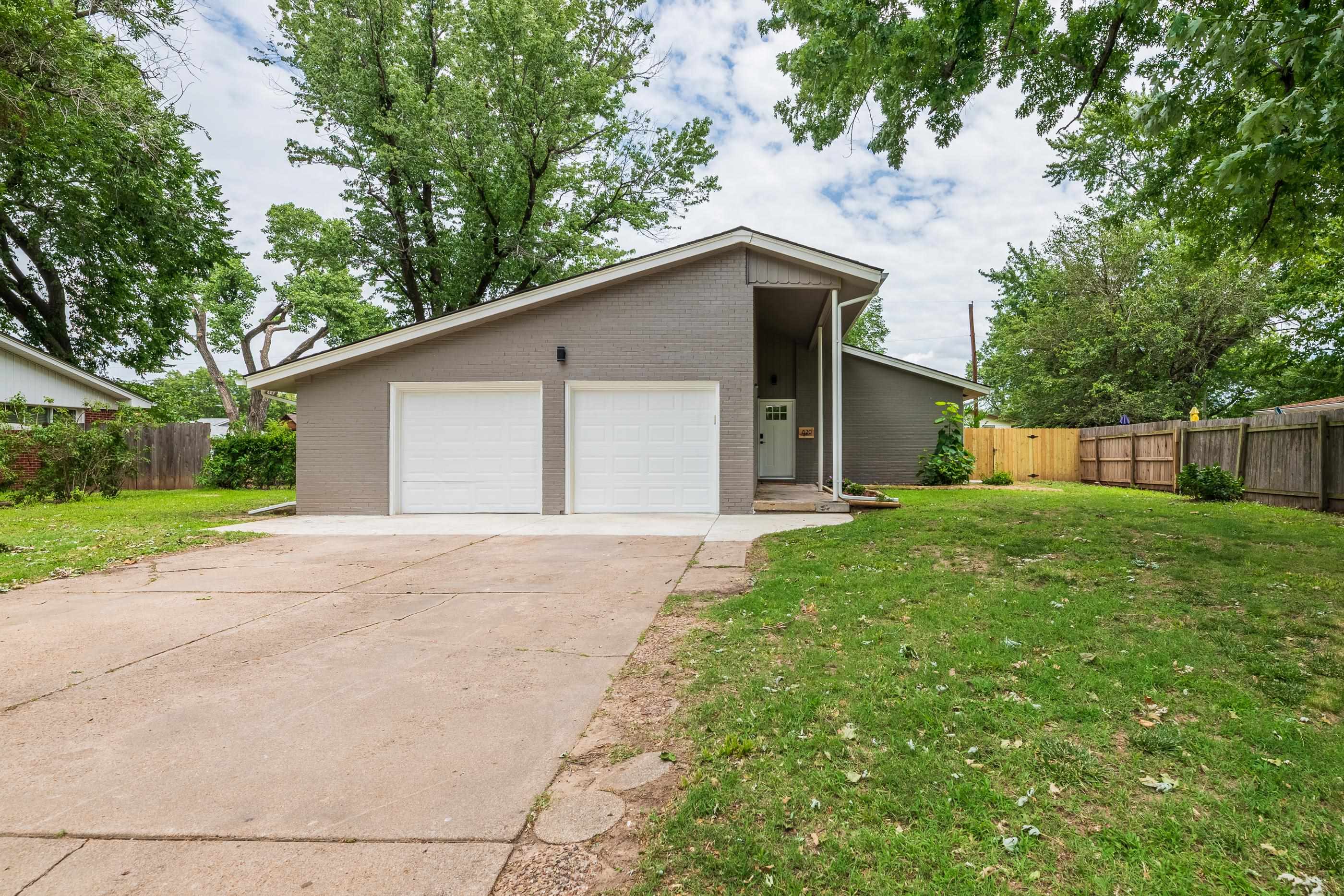 820 N Brownthrush Ln Property Photo 1