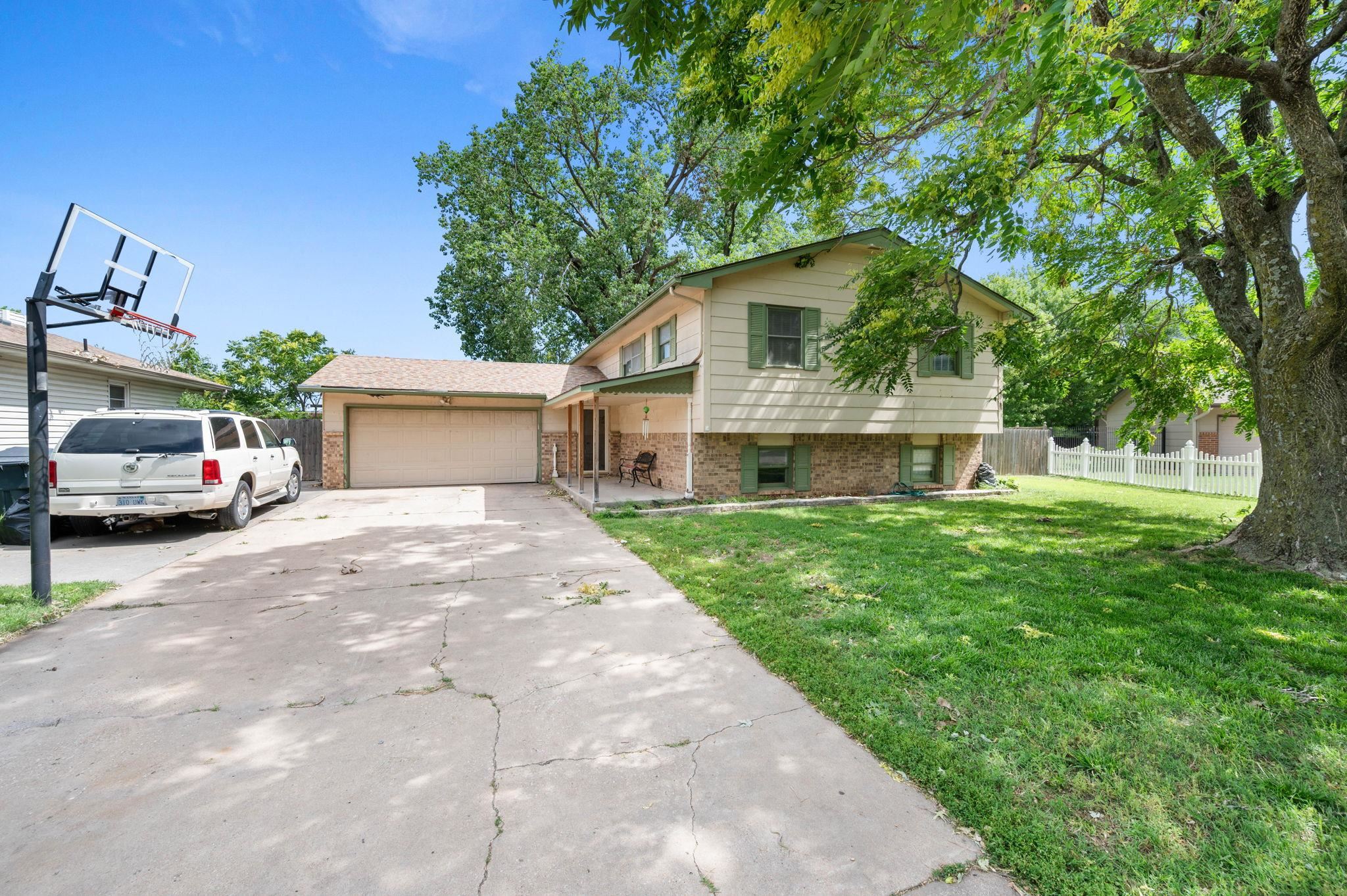 2108 W 46th St S Property Photo 1