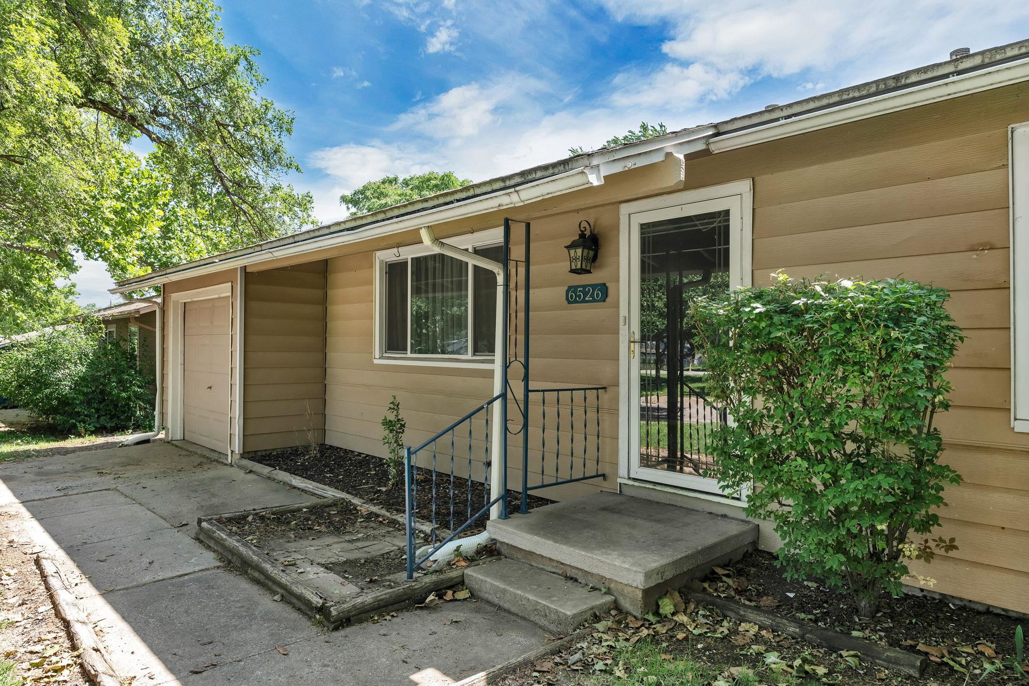 6526 N Hydraulic St Property Photo 4
