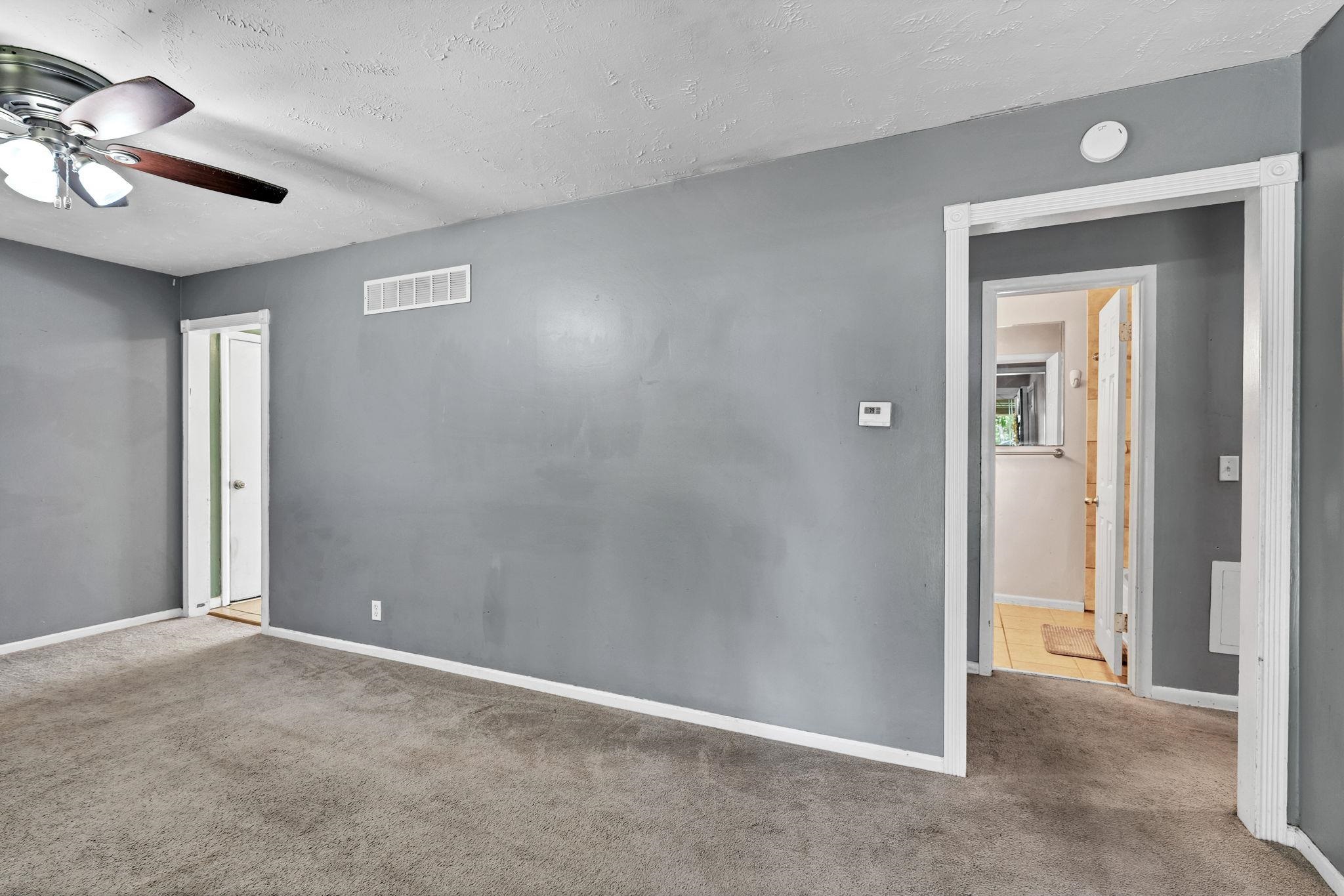 6526 N Hydraulic St Property Photo 5