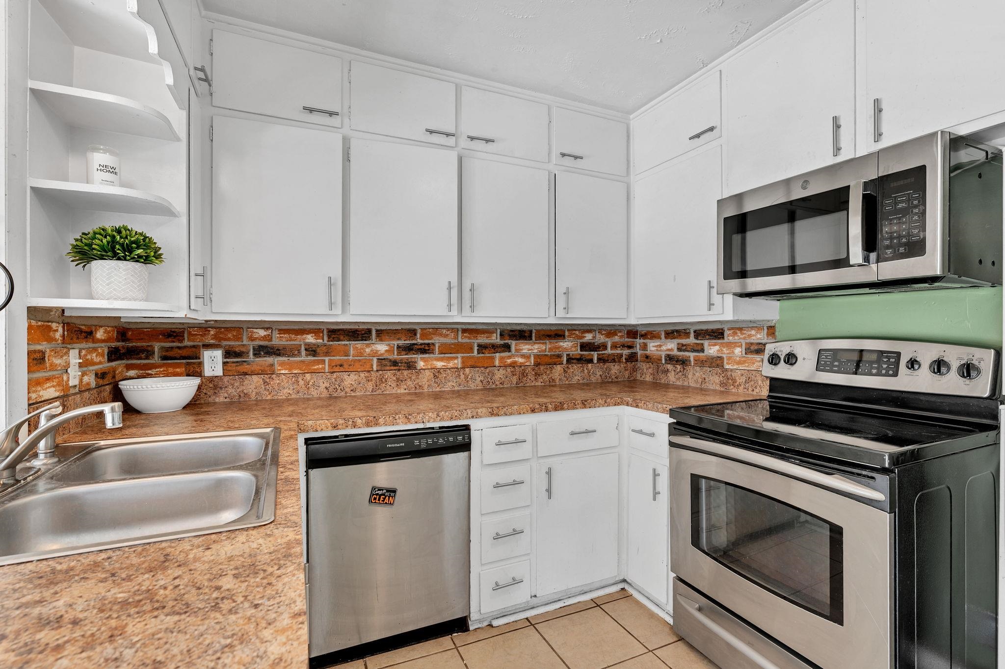 6526 N Hydraulic St Property Photo 11