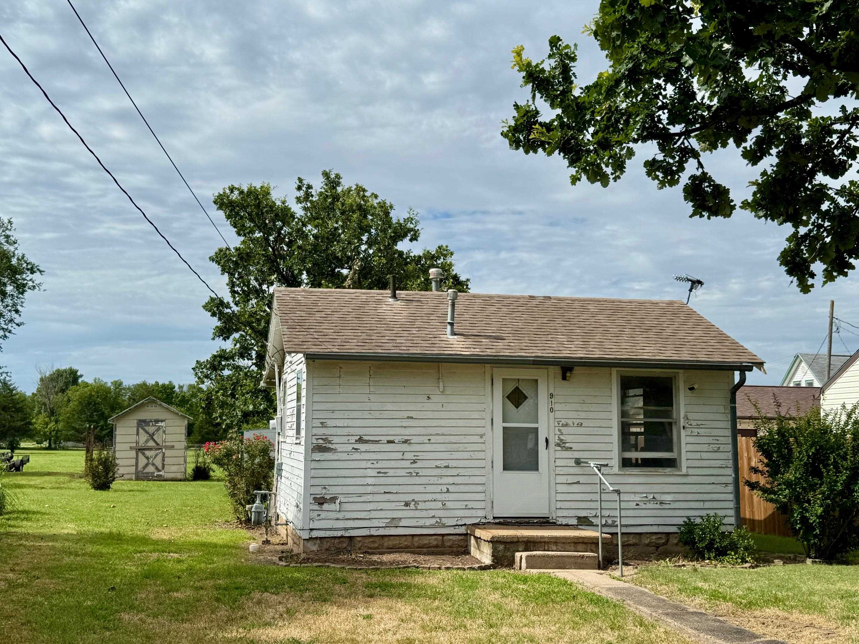 910 W College St Property Photo 1