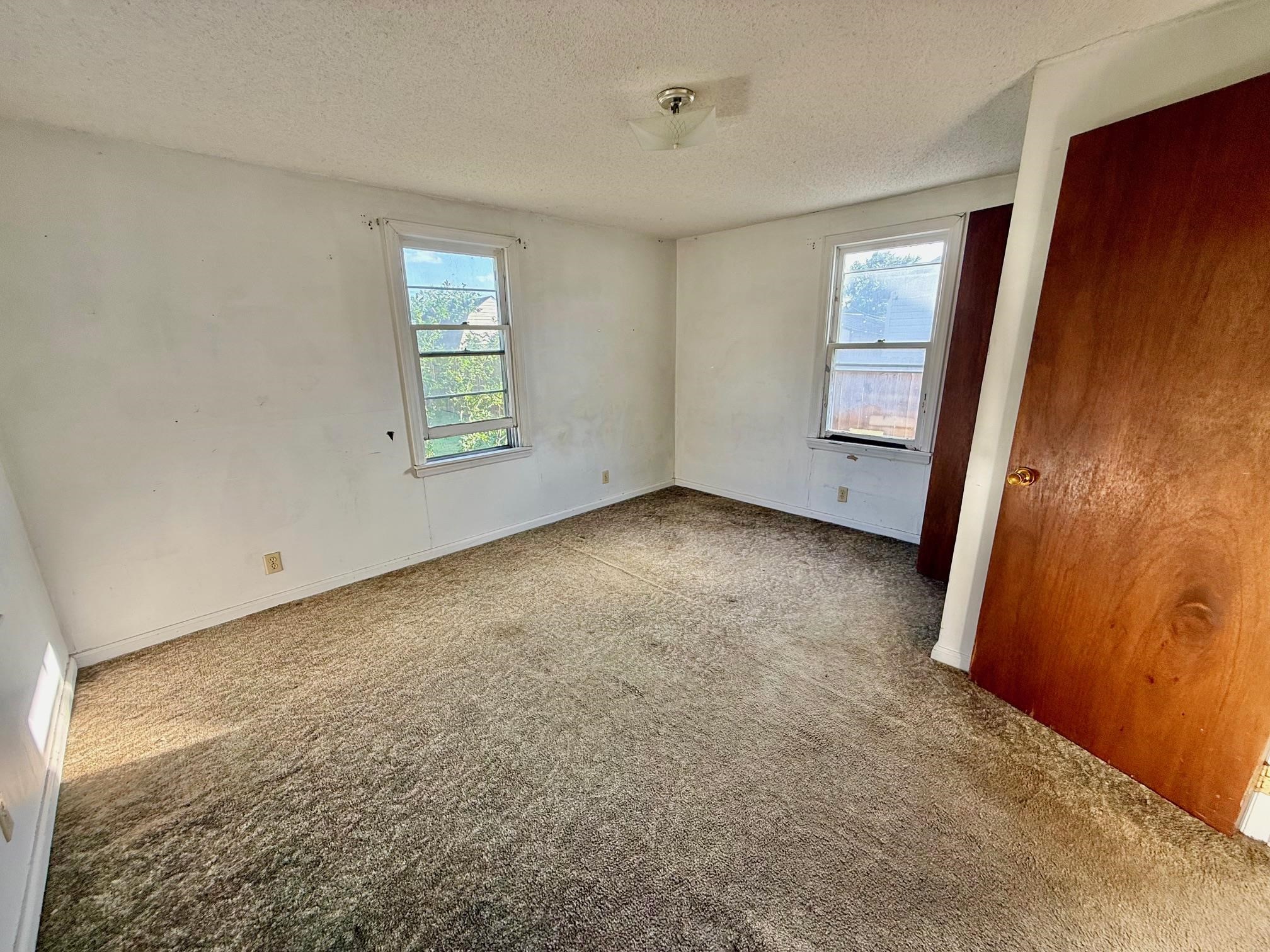 910 W College St Property Photo 2