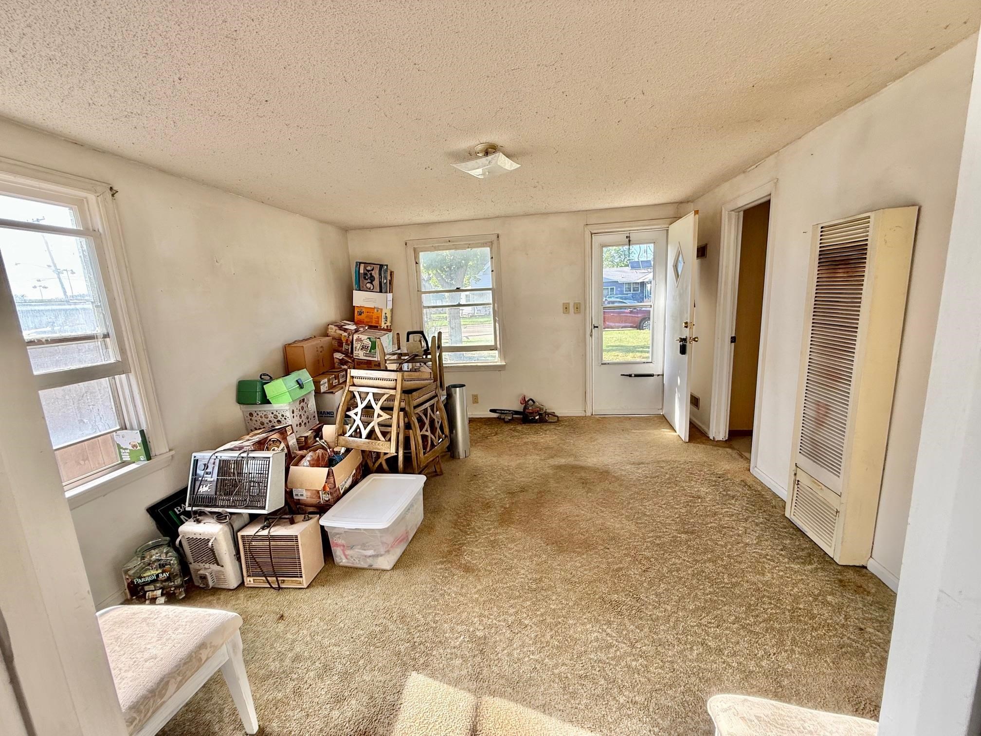 910 W College St Property Photo 3