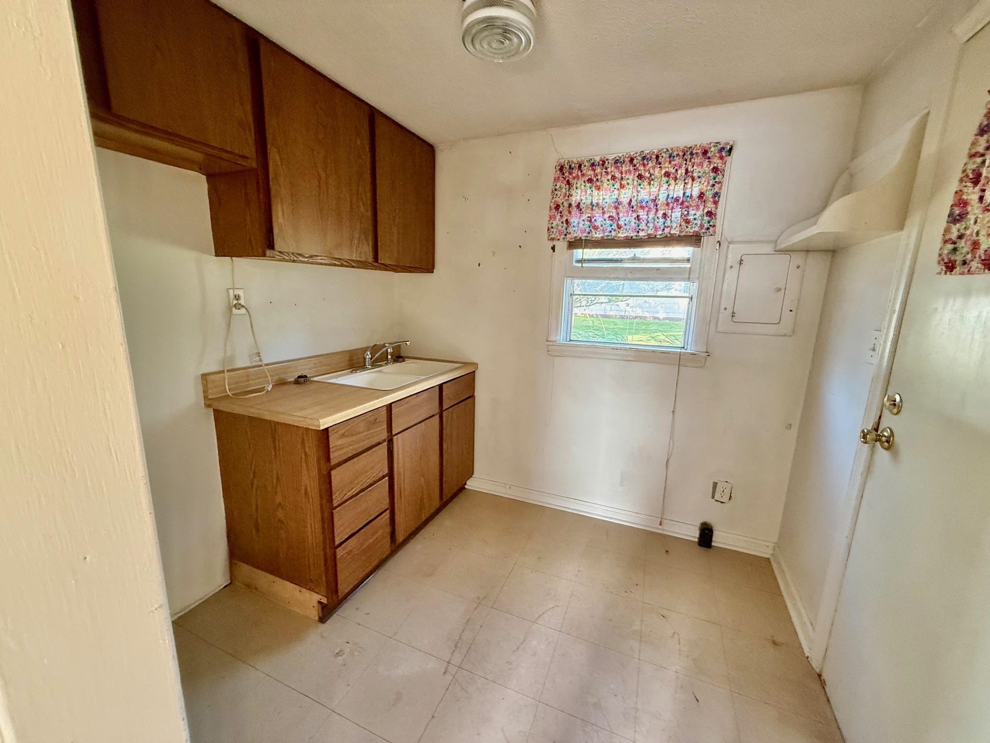910 W College St Property Photo 4