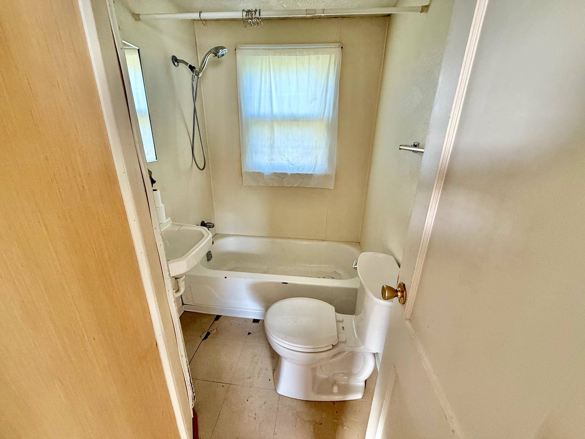 910 W College St Property Photo 6