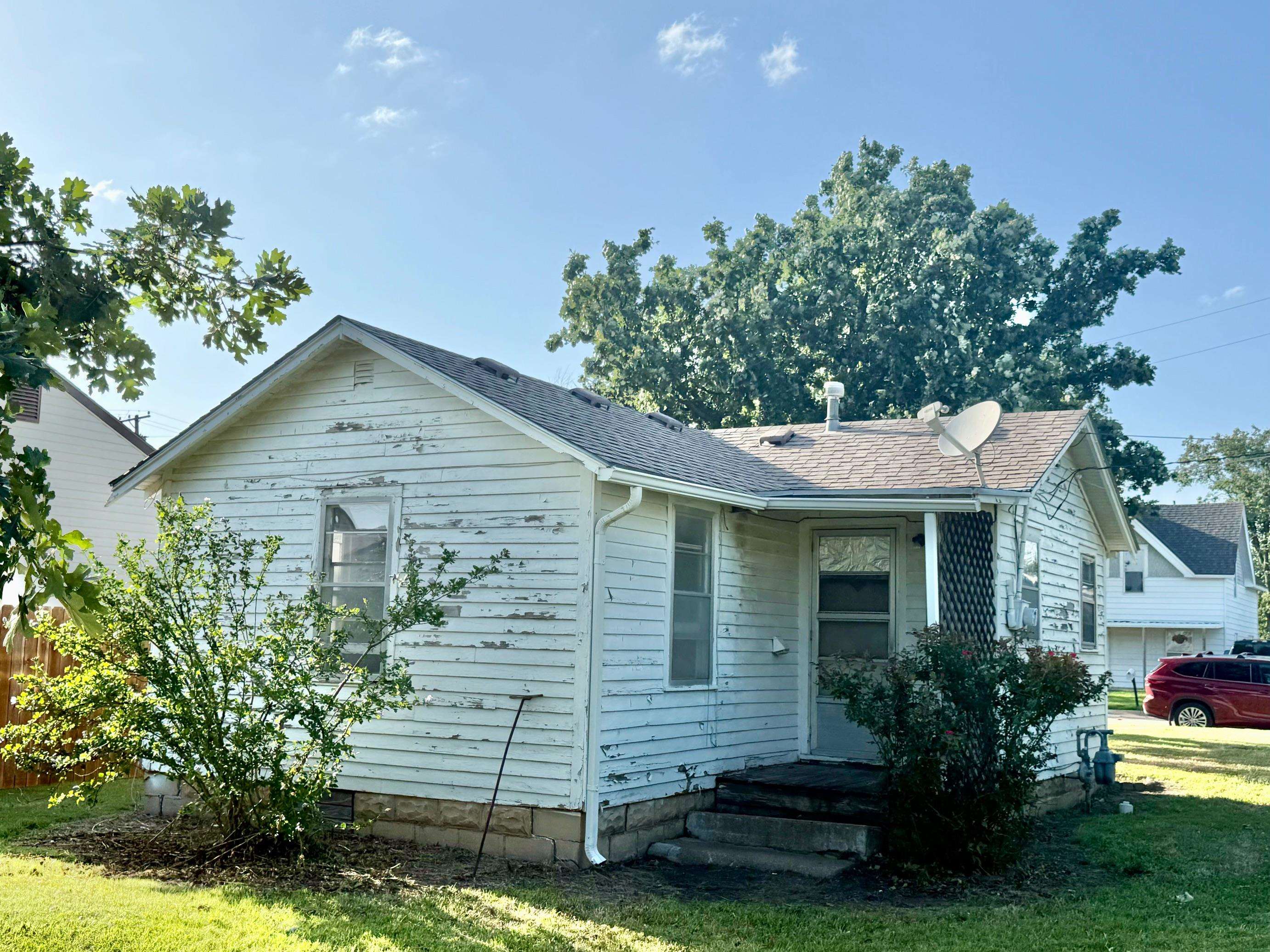 910 W College St Property Photo 7