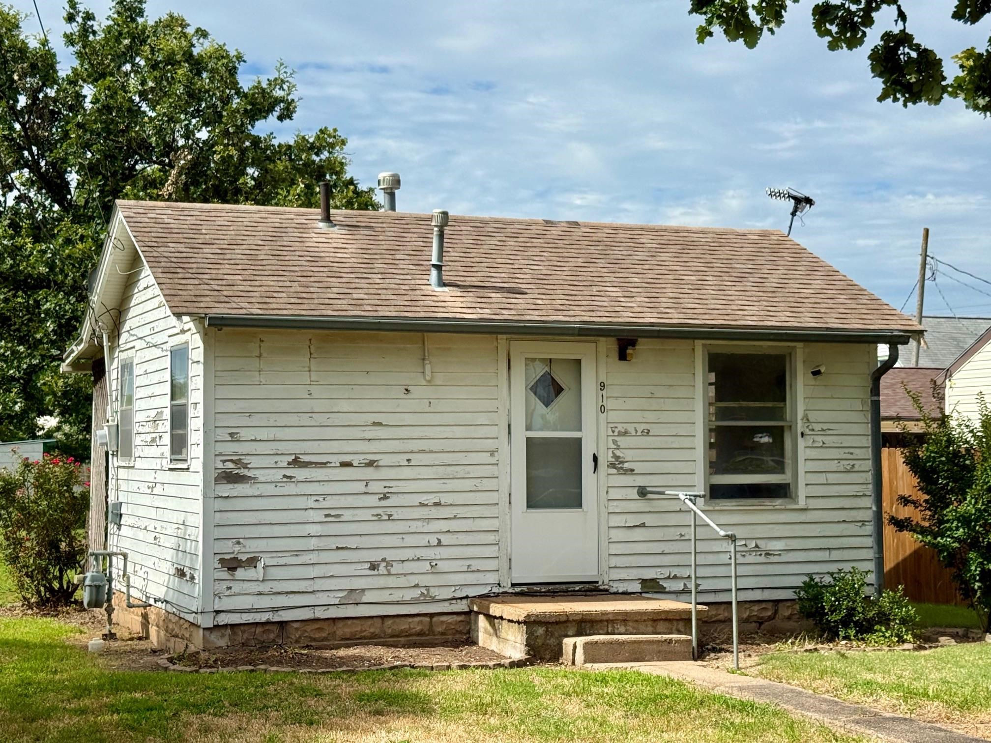 910 W College St Property Photo 8