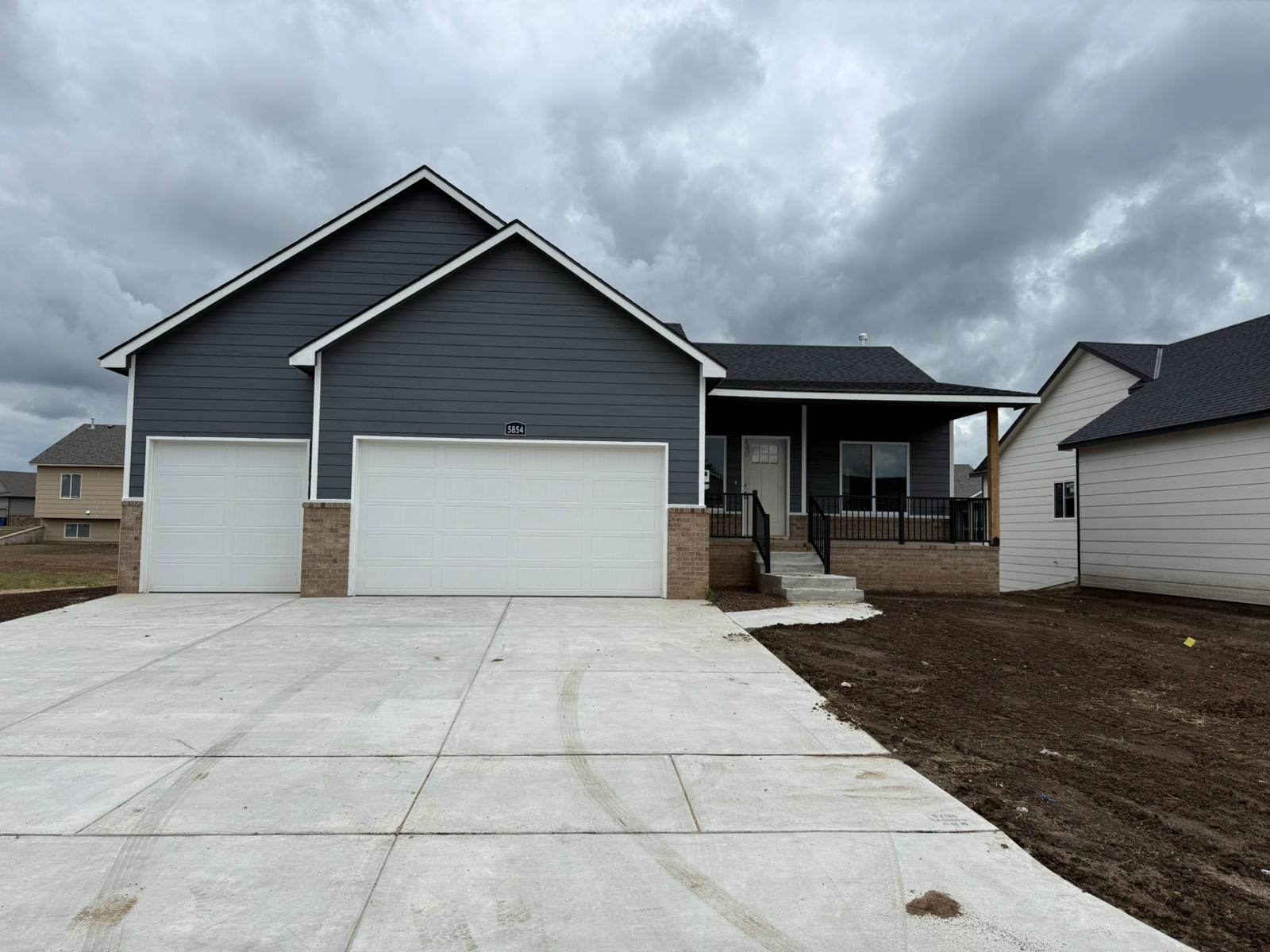 5854 N Newport Ct Property Photo 1