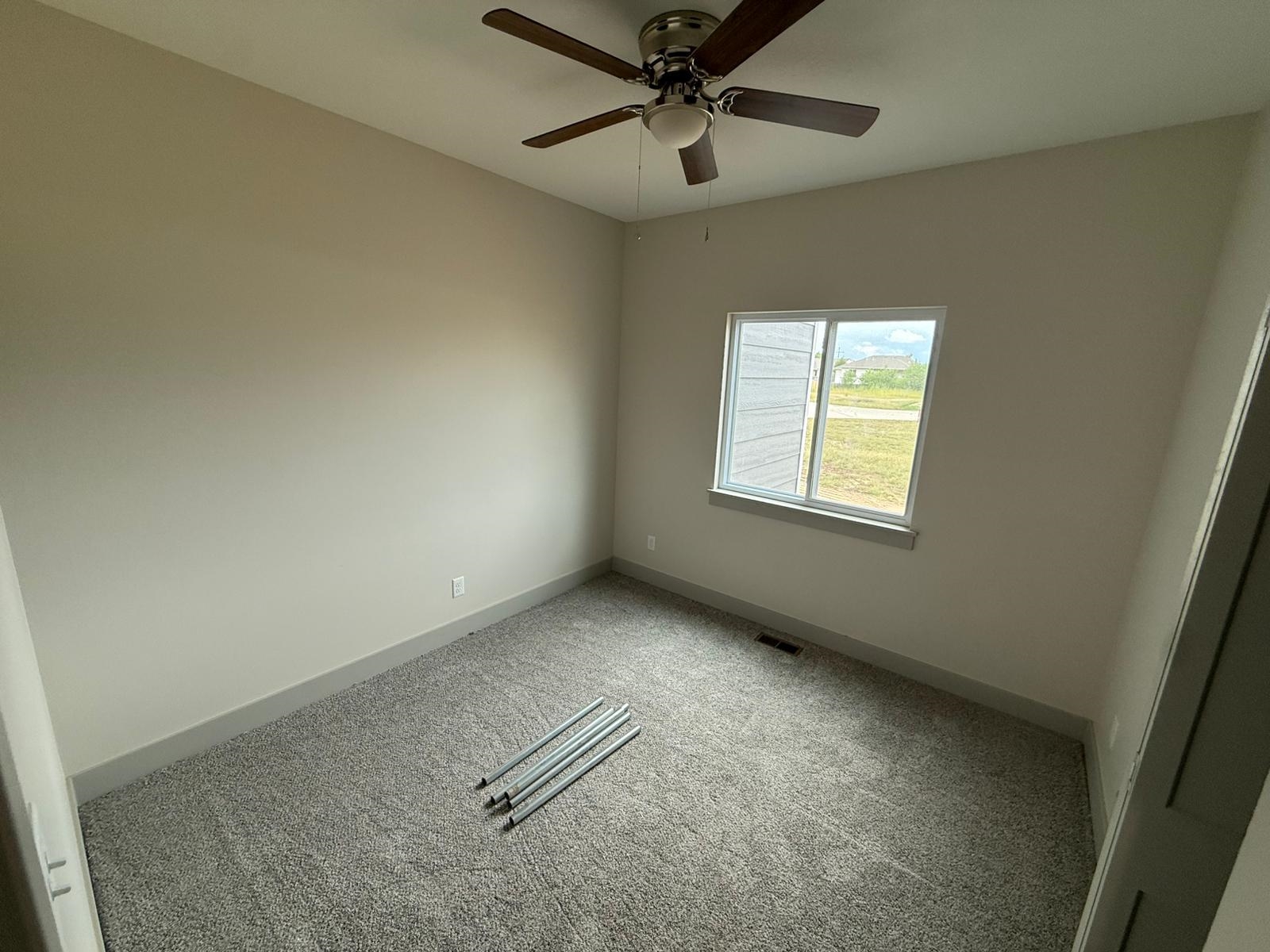 5854 N Newport Ct Property Photo 6