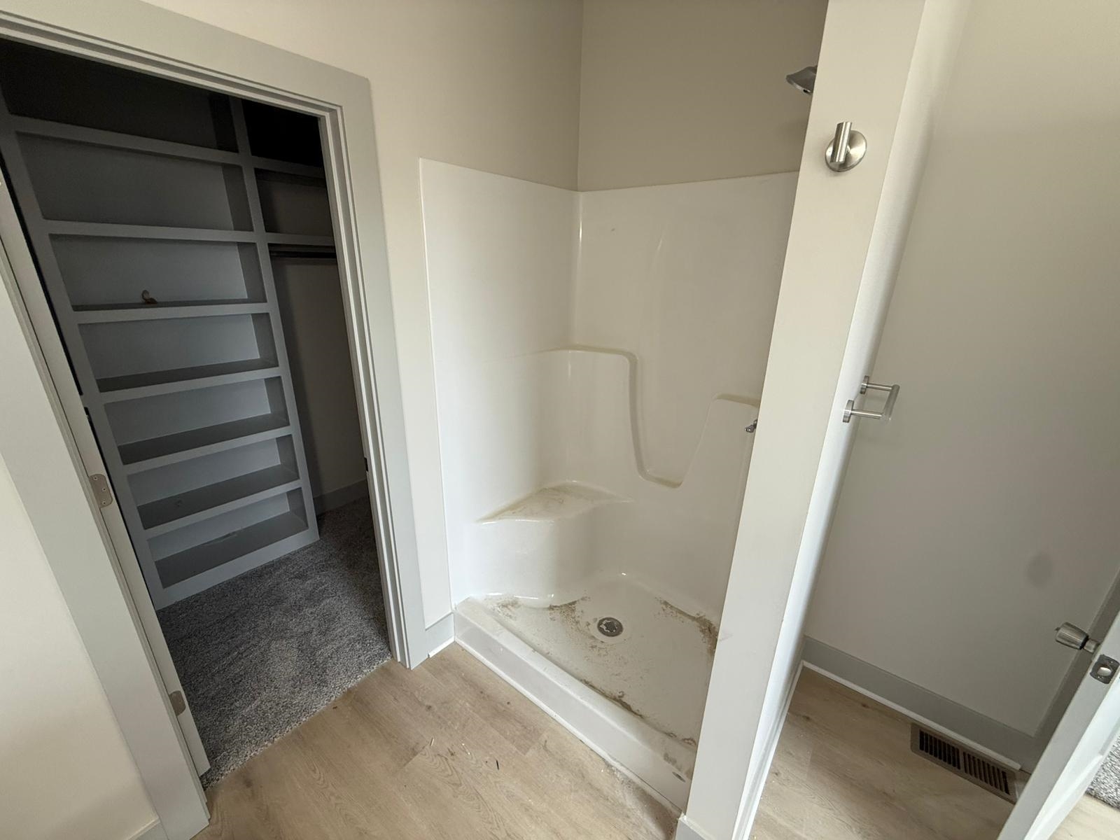 5854 N Newport Ct Property Photo 8