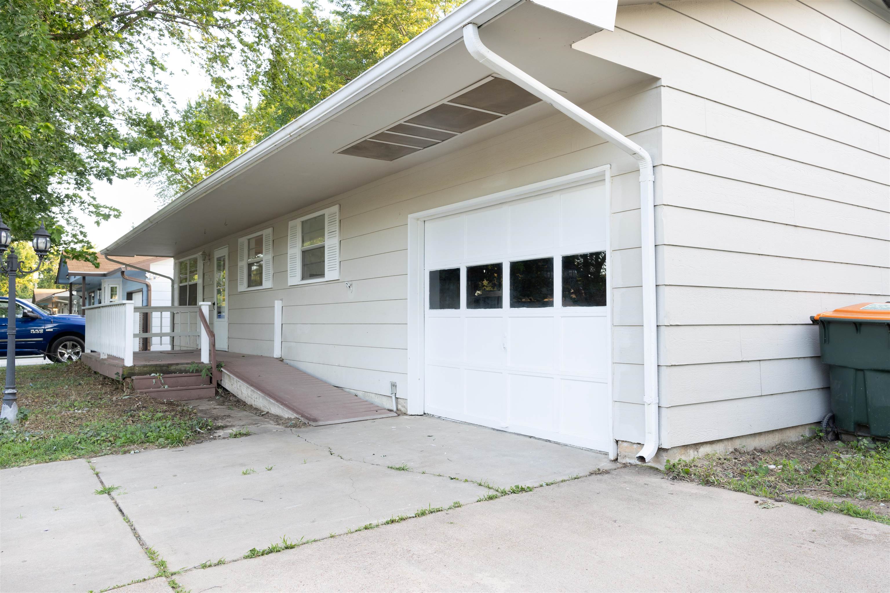 1335 N Anna St Property Photo 2