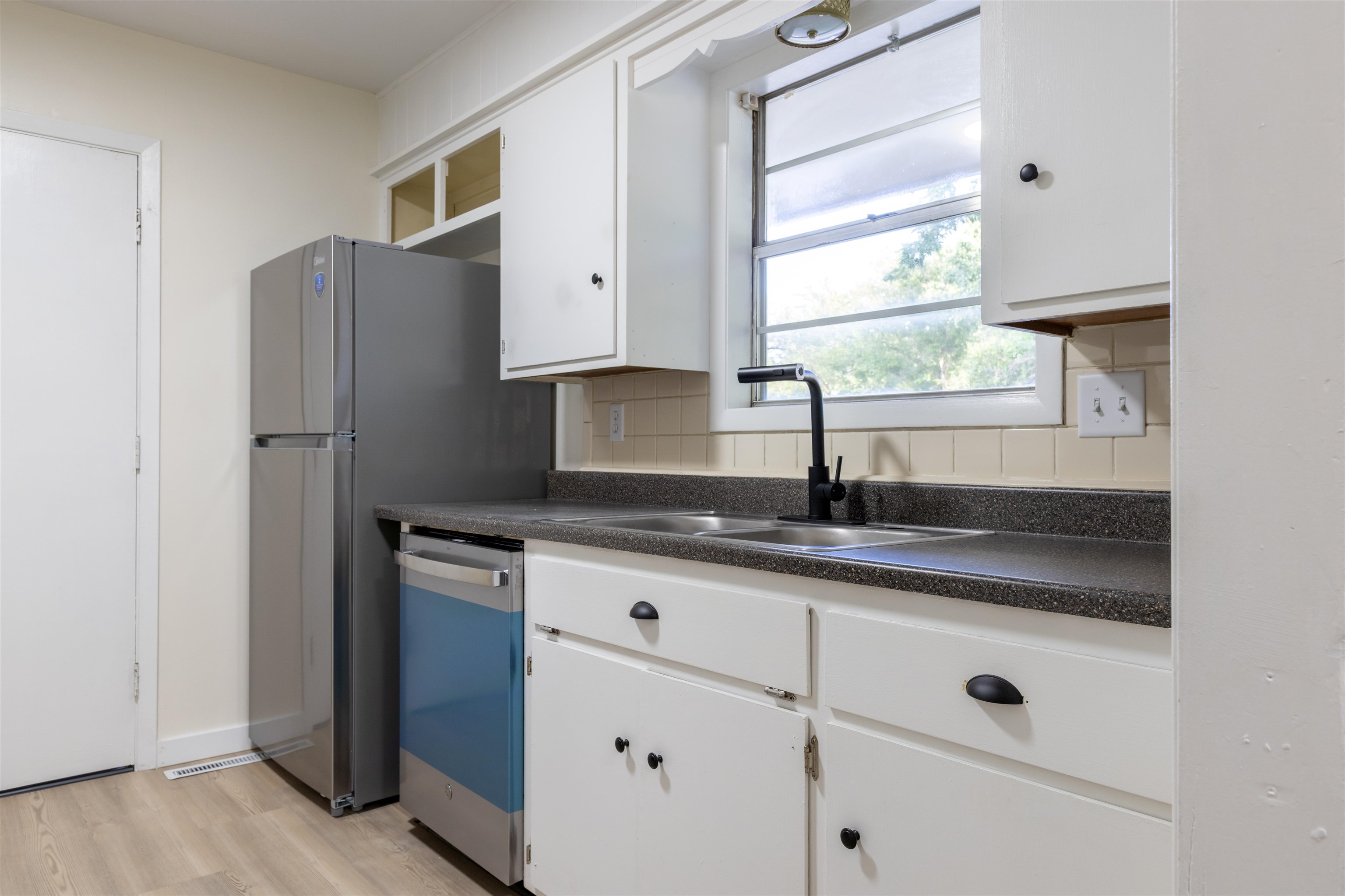 1335 N Anna St Property Photo 6