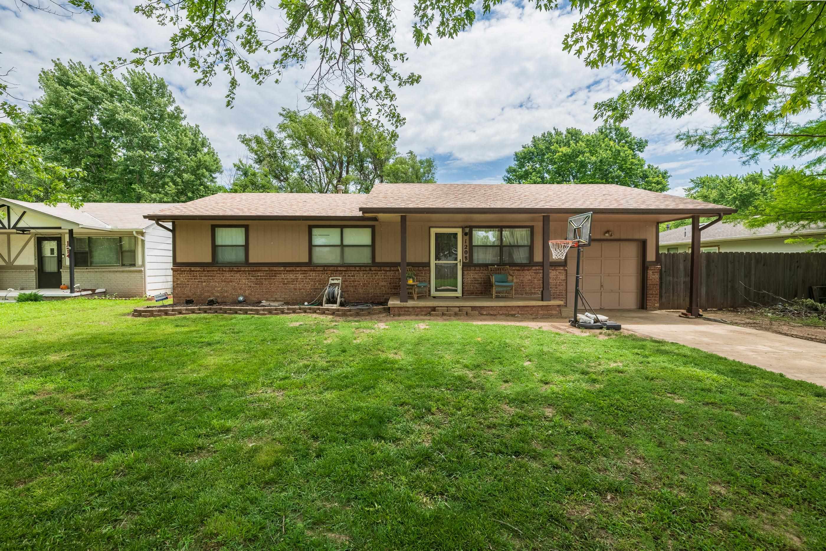 1208 N Doris St Property Photo 1