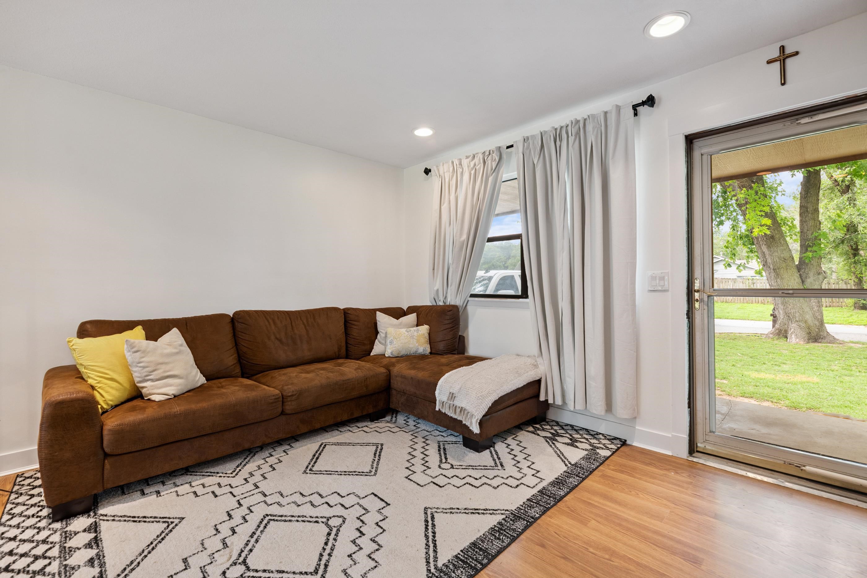1208 N Doris St Property Photo 3