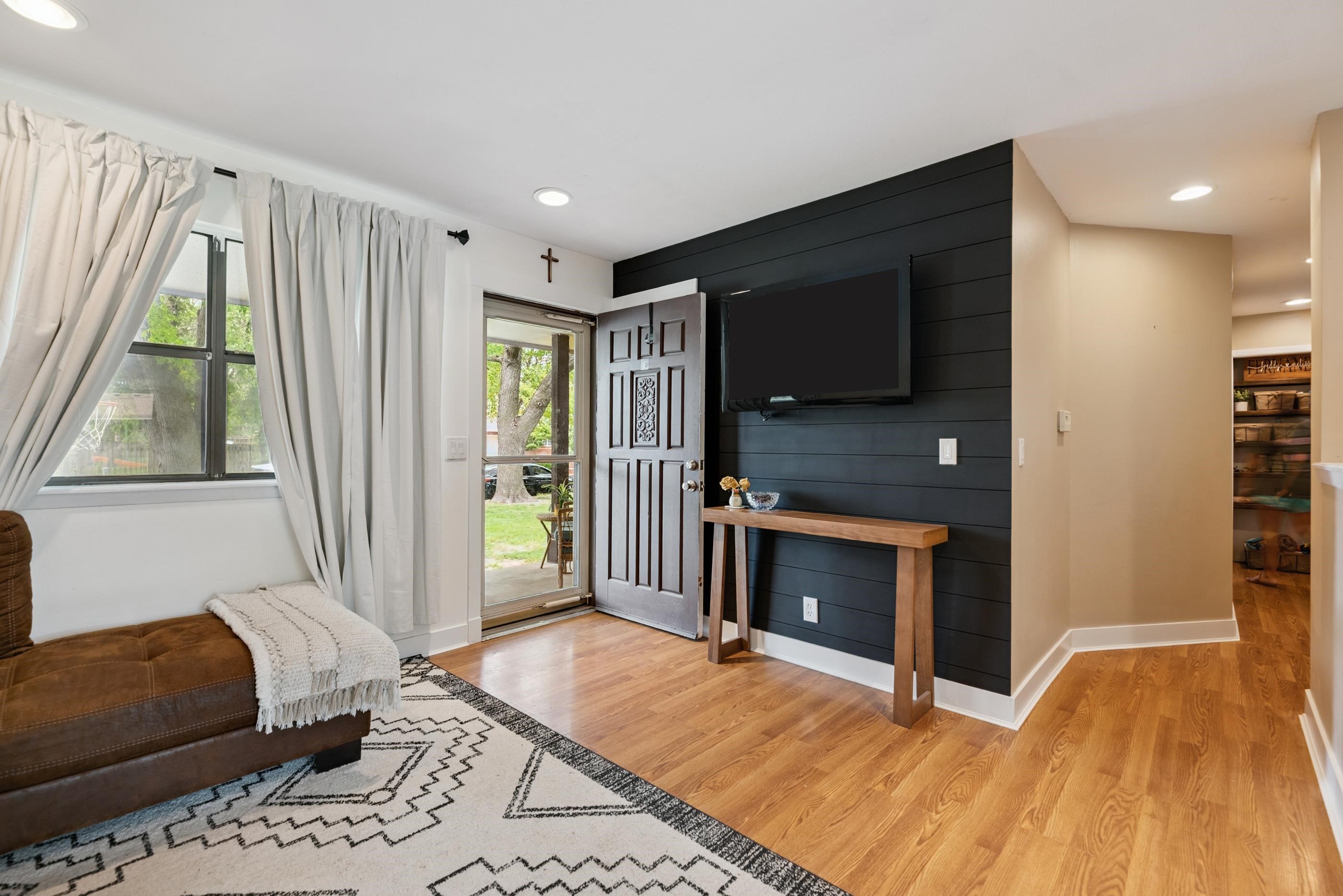 1208 N Doris St Property Photo 5