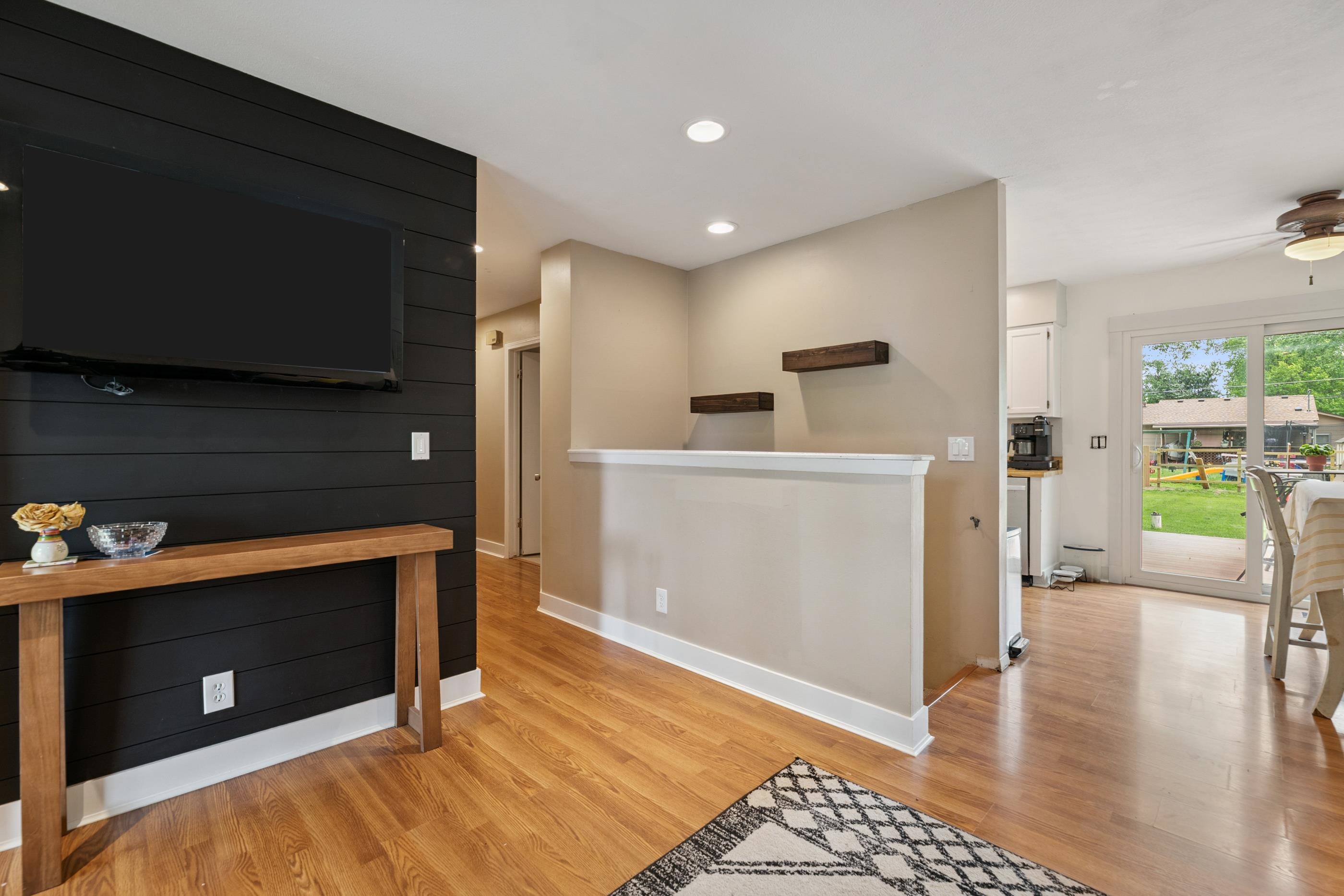 1208 N Doris St Property Photo 6
