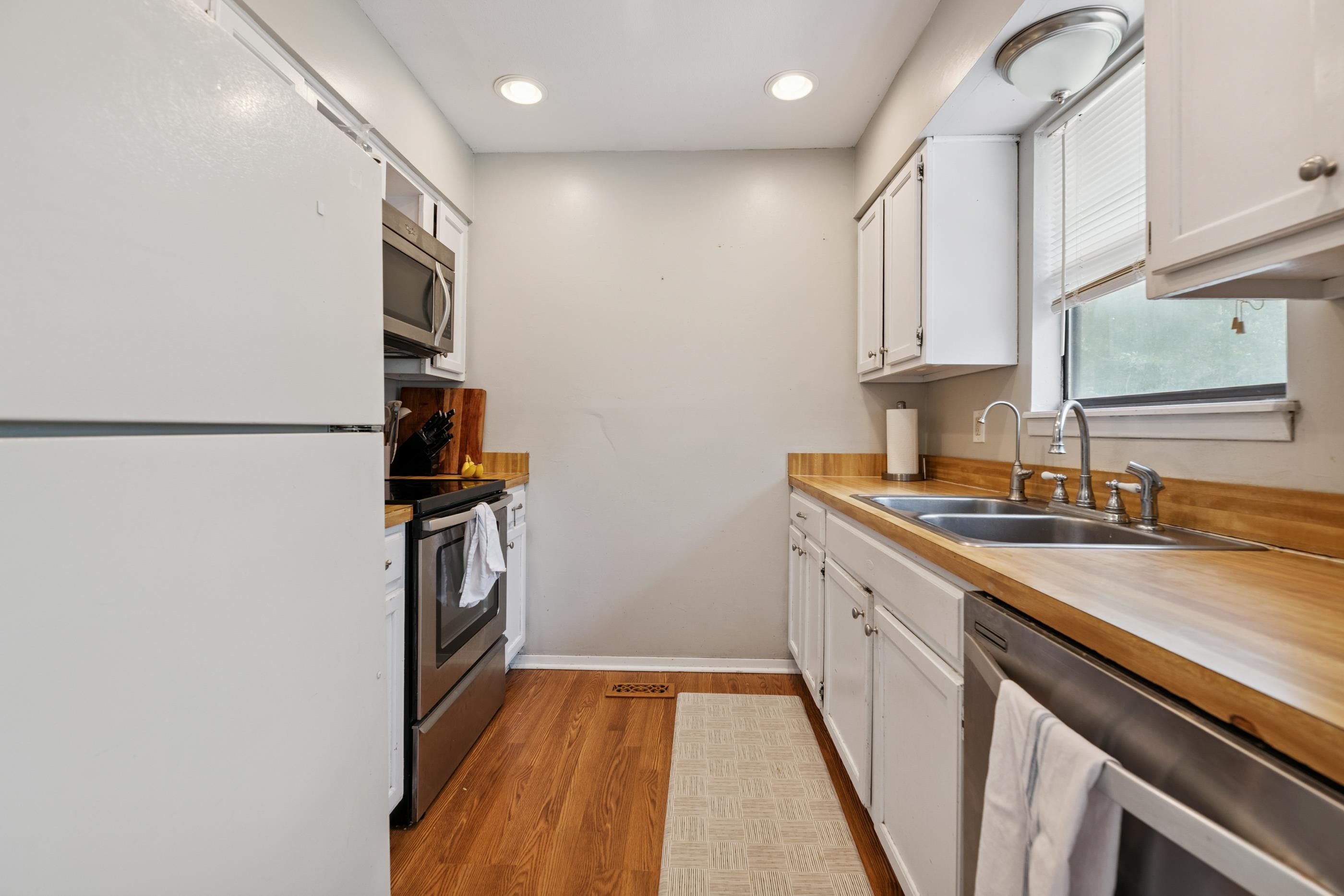 1208 N Doris St Property Photo 7