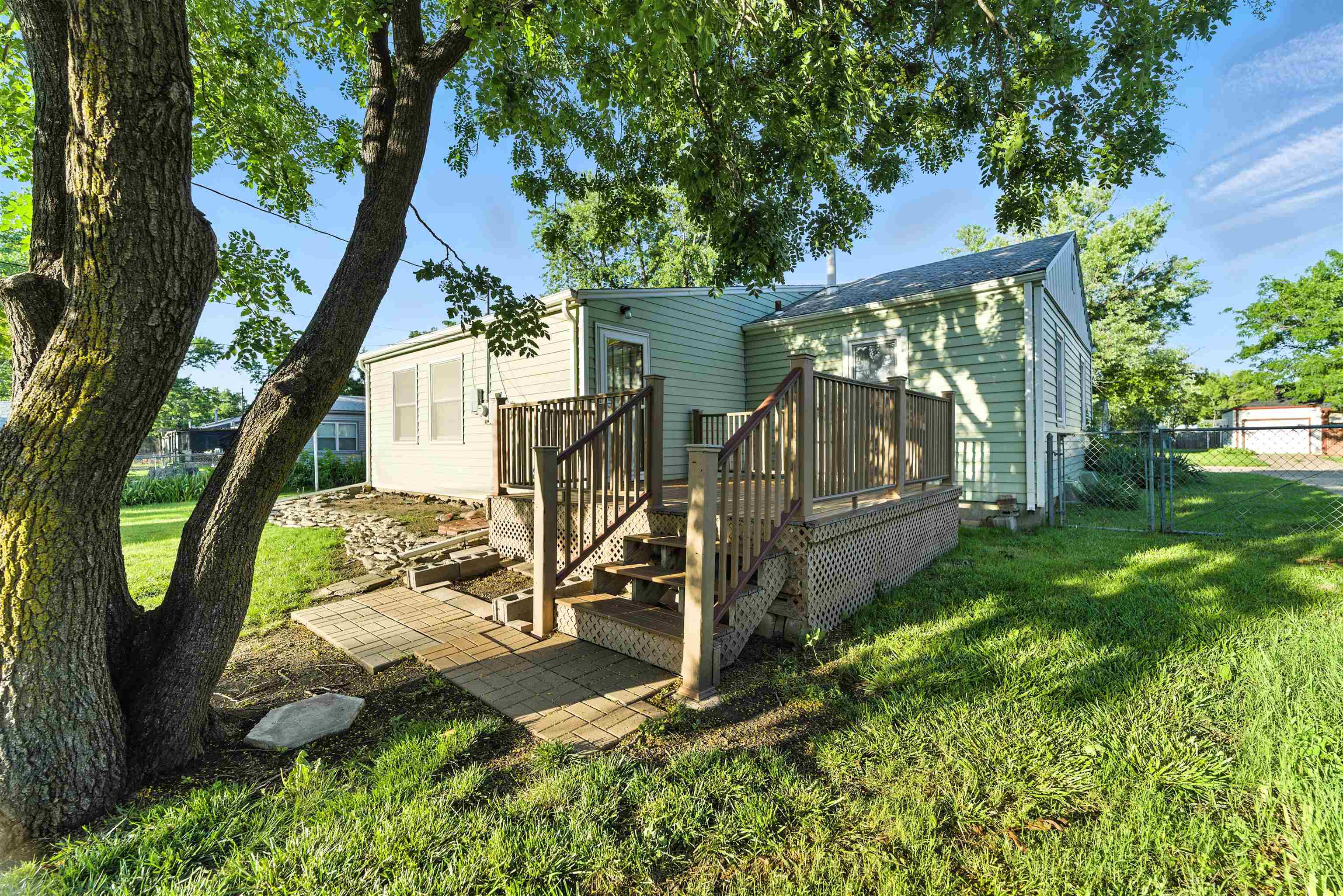 860 Plaza Dr Property Photo 4