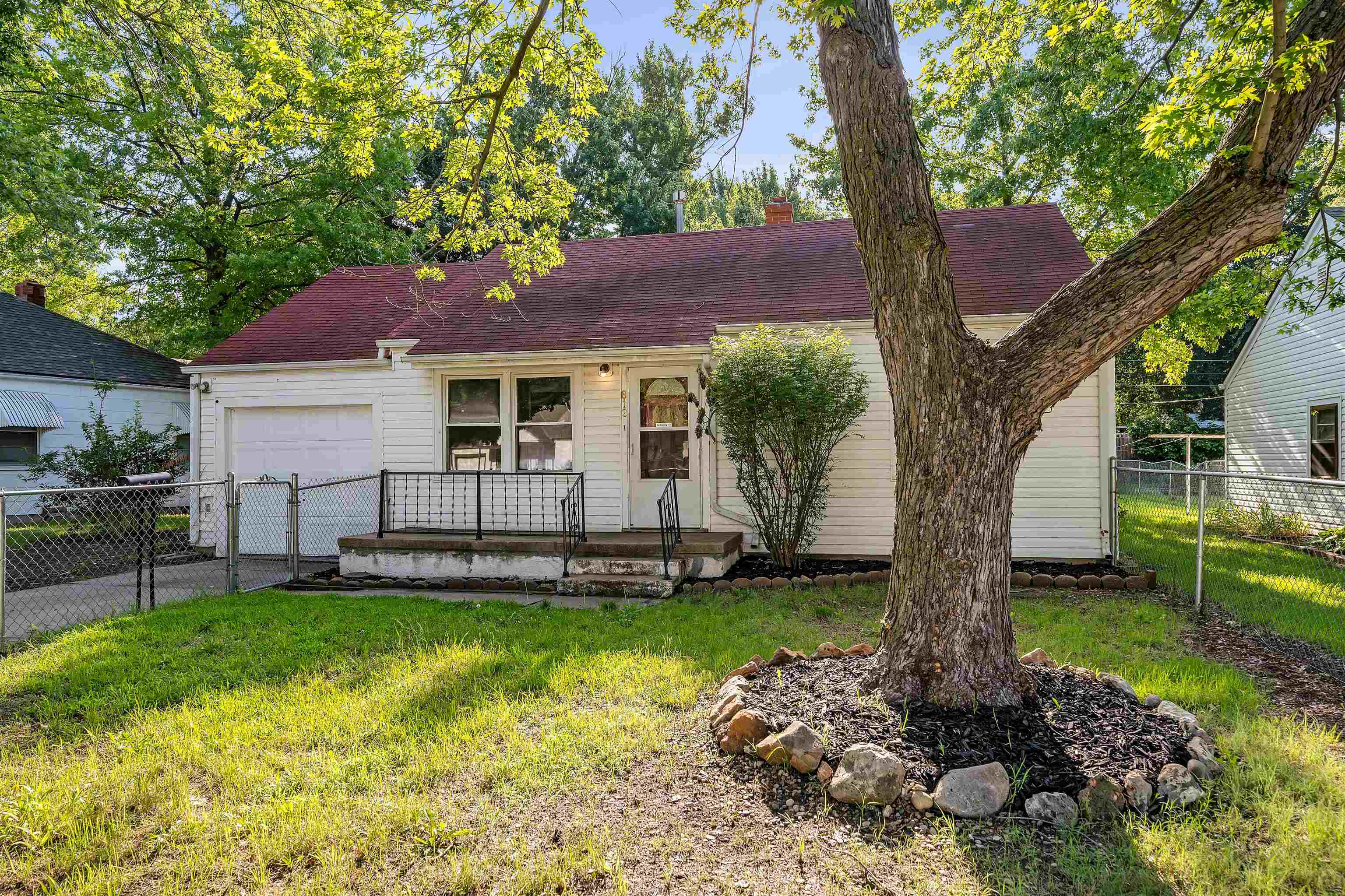 812 S Bleckley Dr Property Photo 3