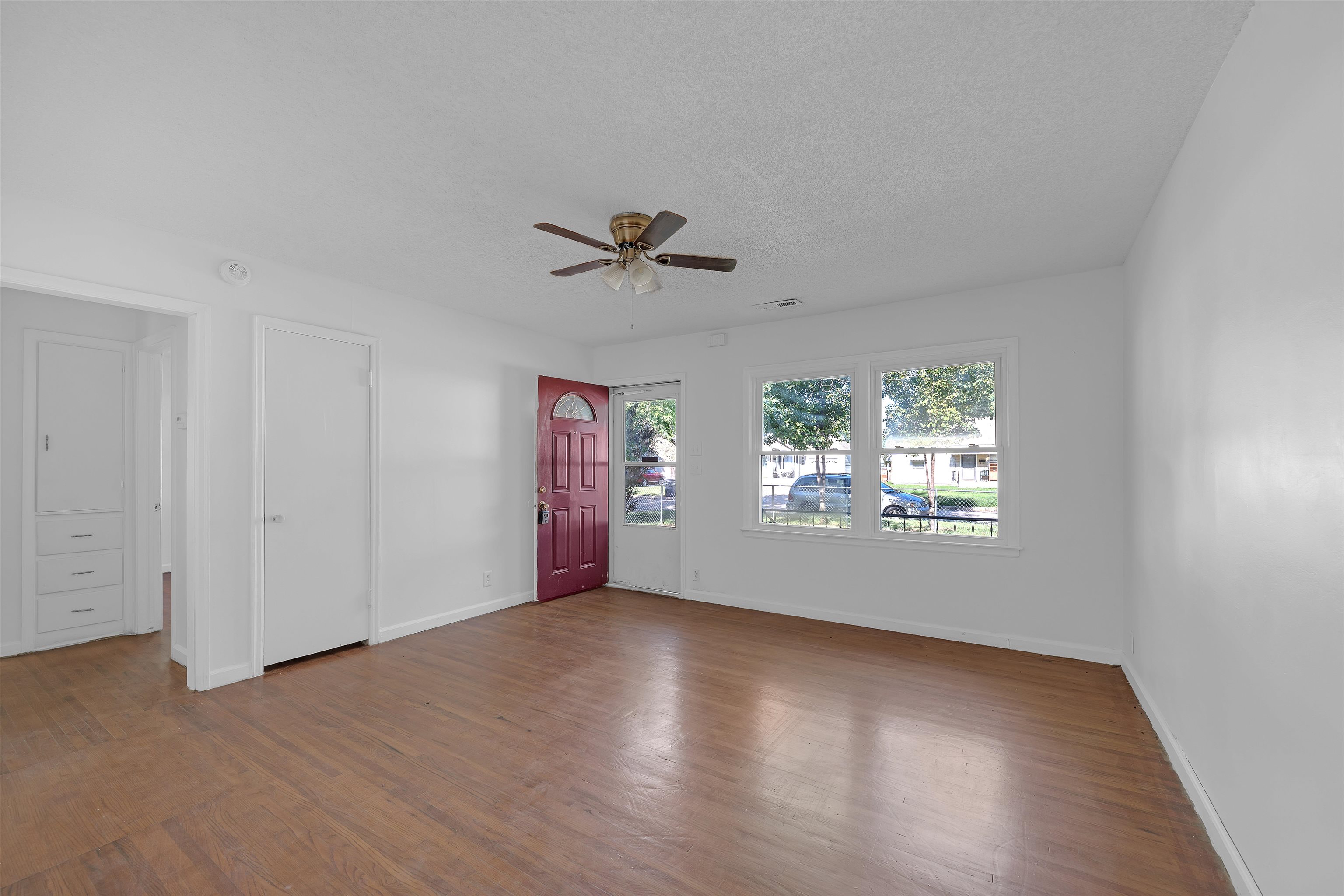 812 S Bleckley Dr Property Photo 6