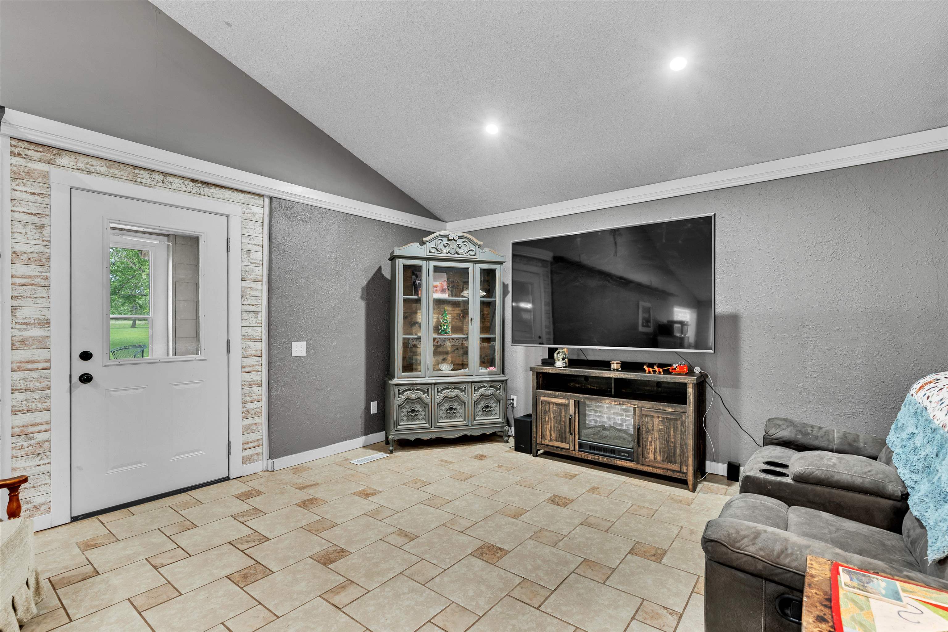 5671 Diamond Property Photo 9