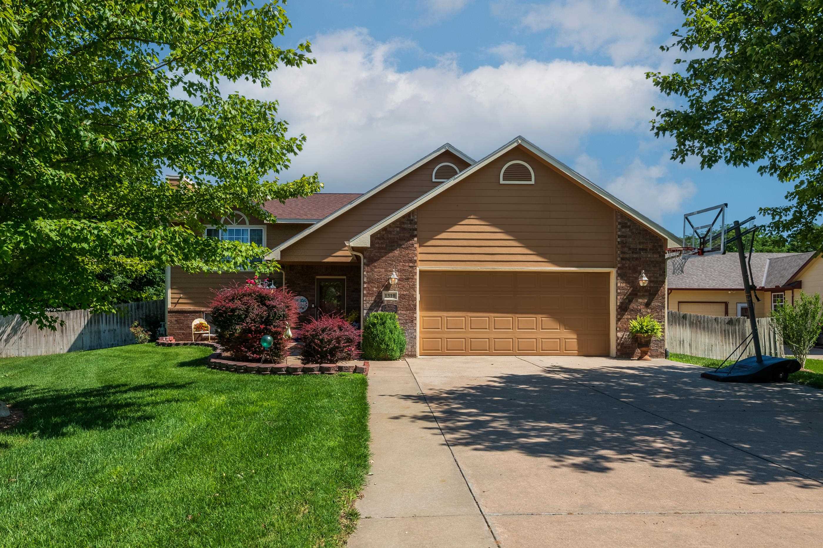 1310 E Winesap Property Photo 2