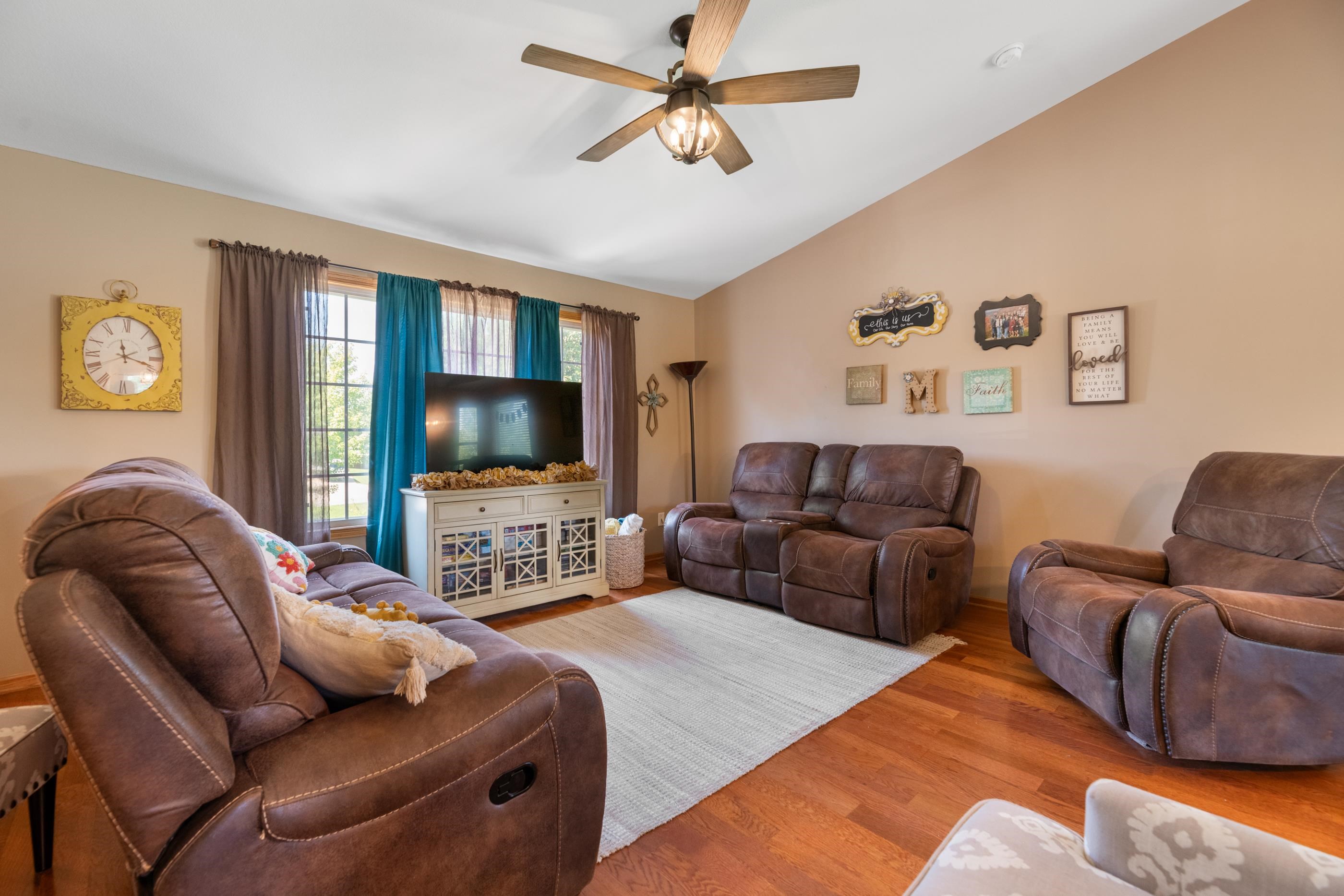 1310 E Winesap Property Photo 5