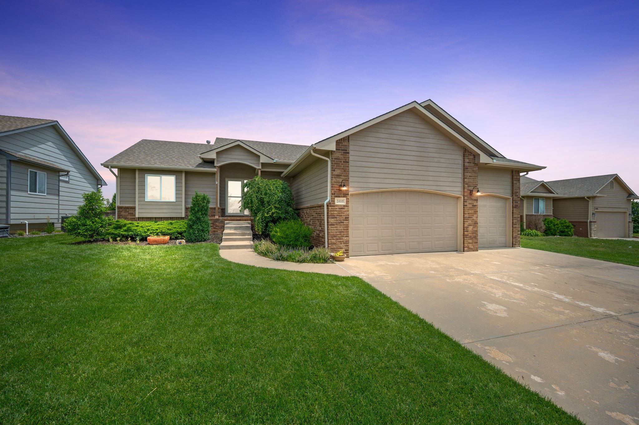 2410 N Woodridge Cir Property Photo 1