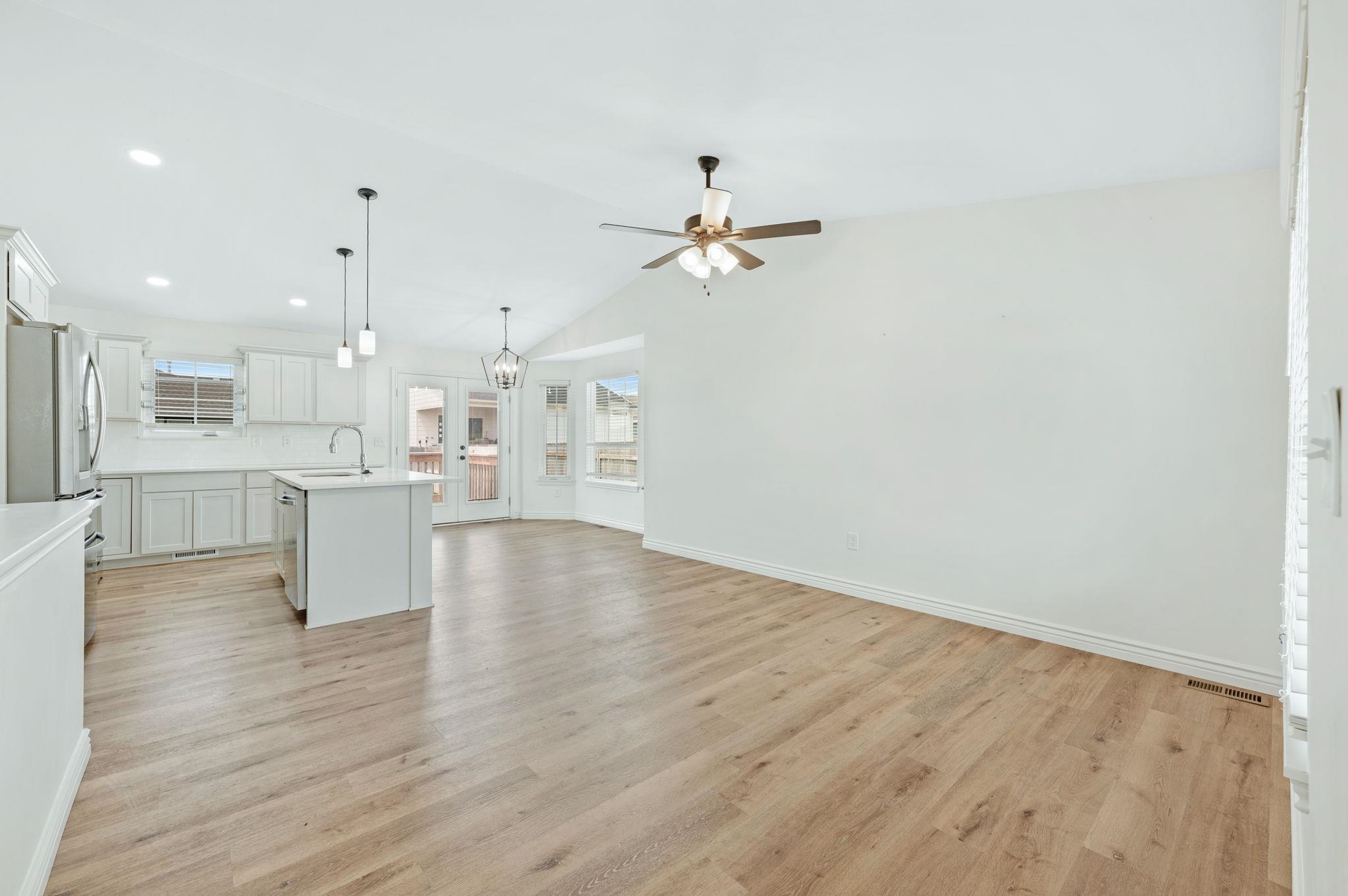 718 E Hedgewood Property Photo 3