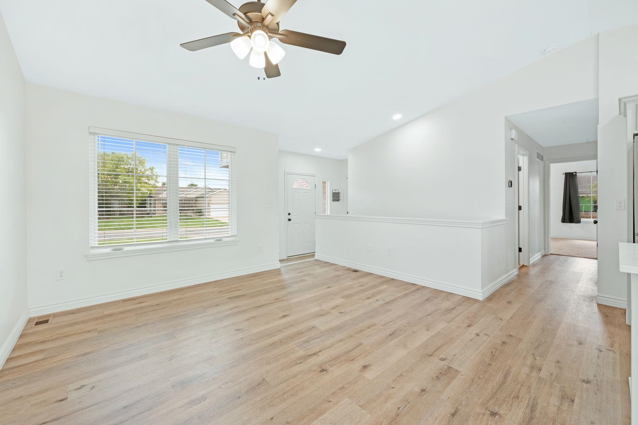 718 E Hedgewood Property Photo 5