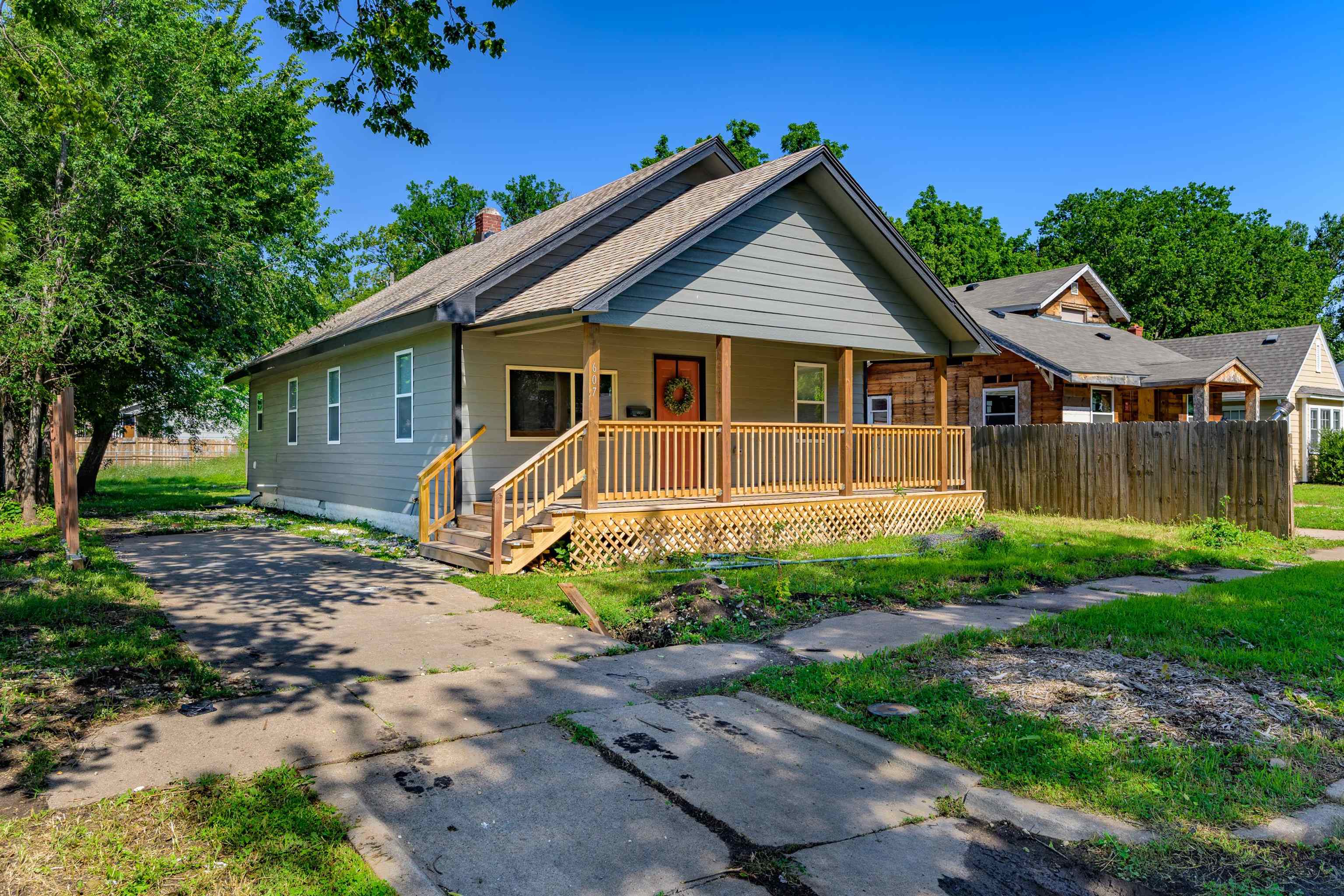 607 N Spruce St Property Photo 2