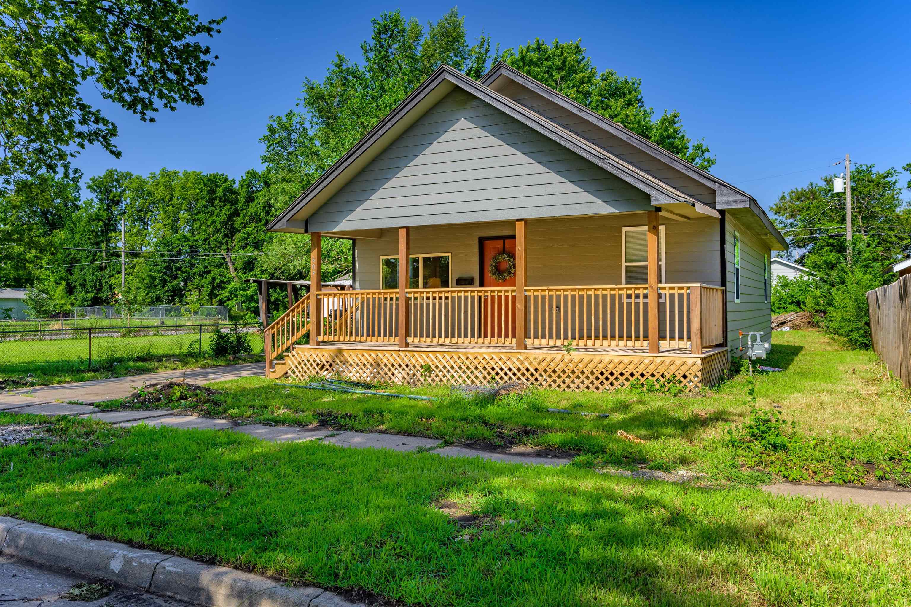 607 N Spruce St Property Photo 3