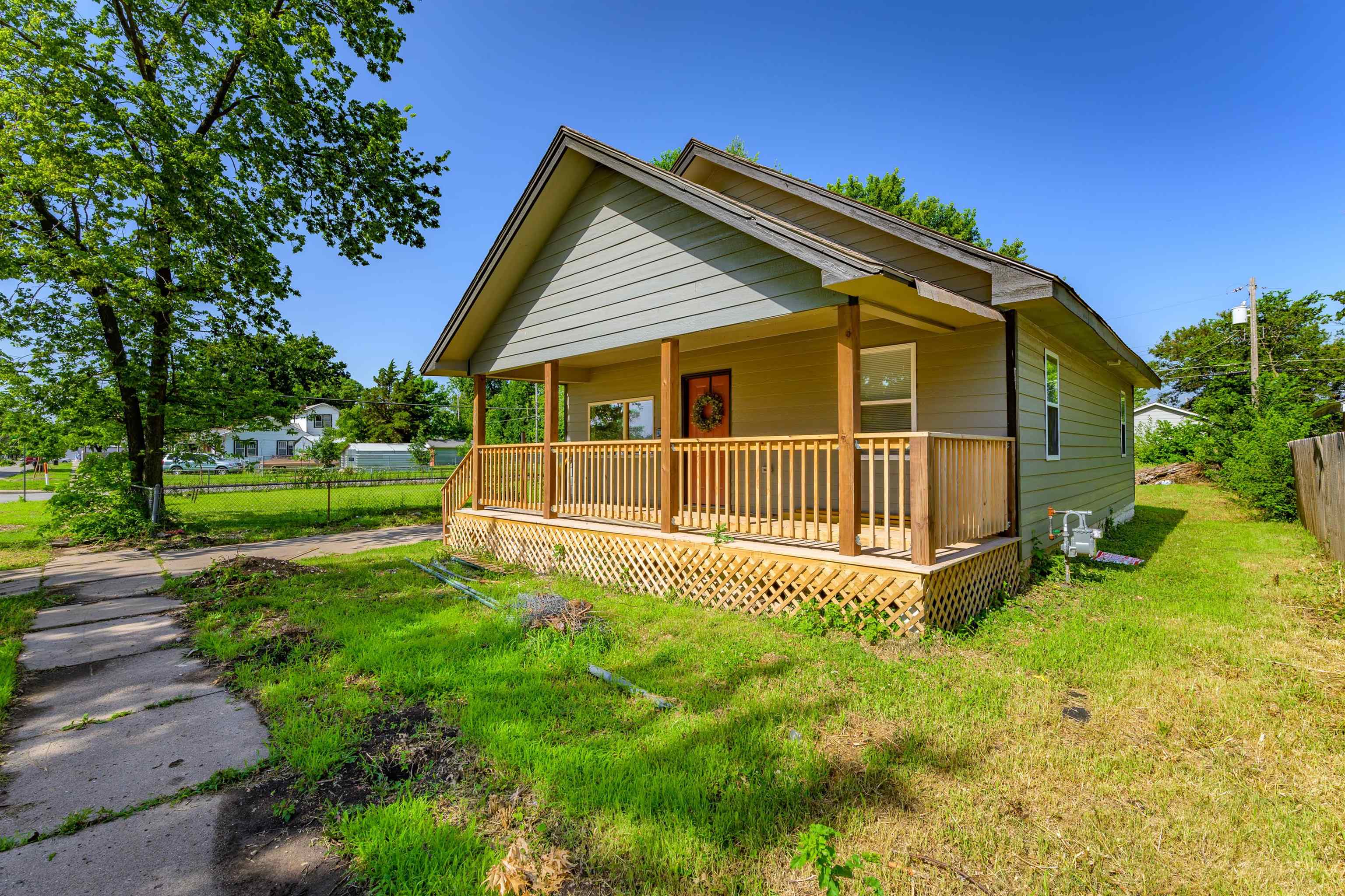 607 N Spruce St Property Photo 4