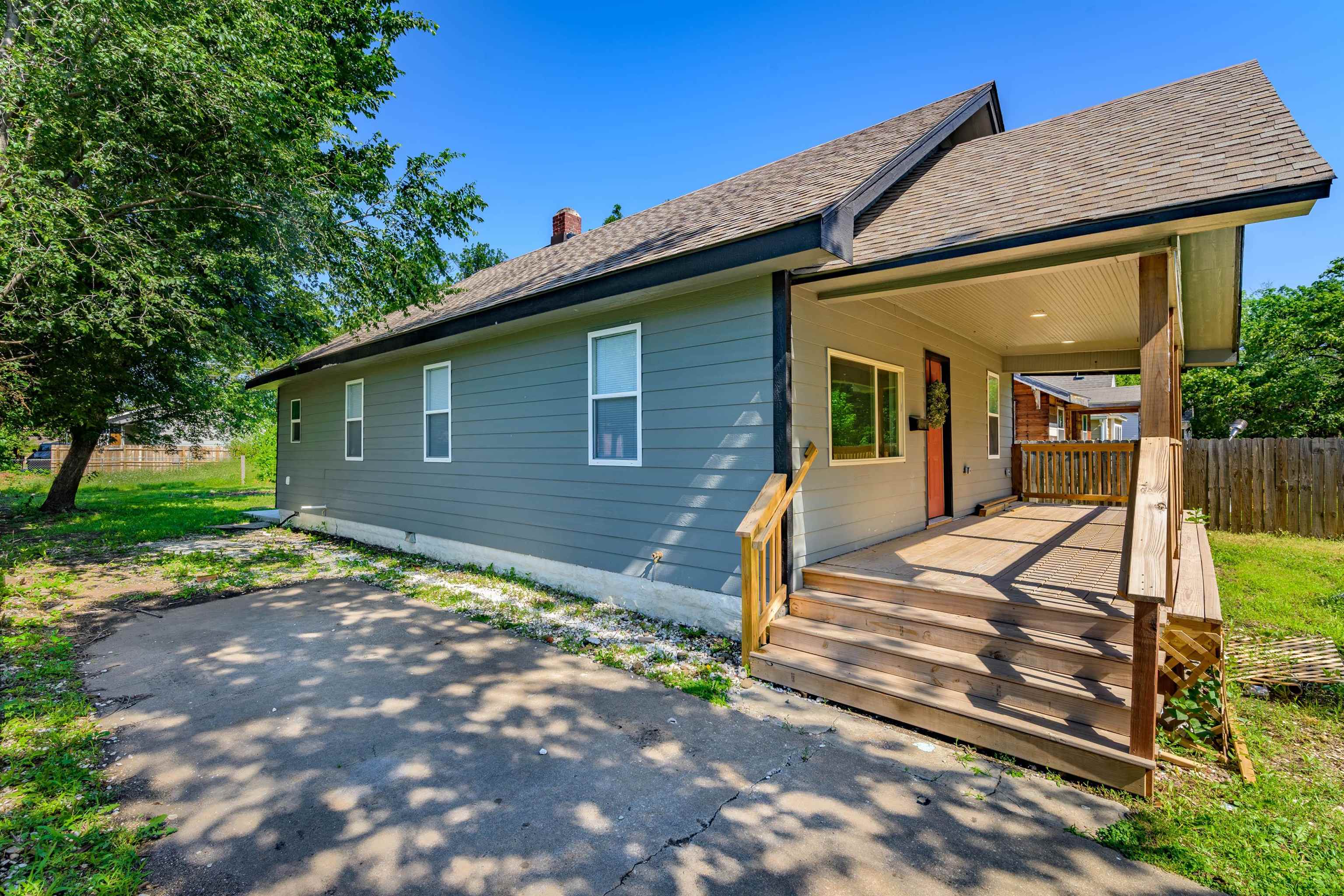 607 N Spruce St Property Photo 8