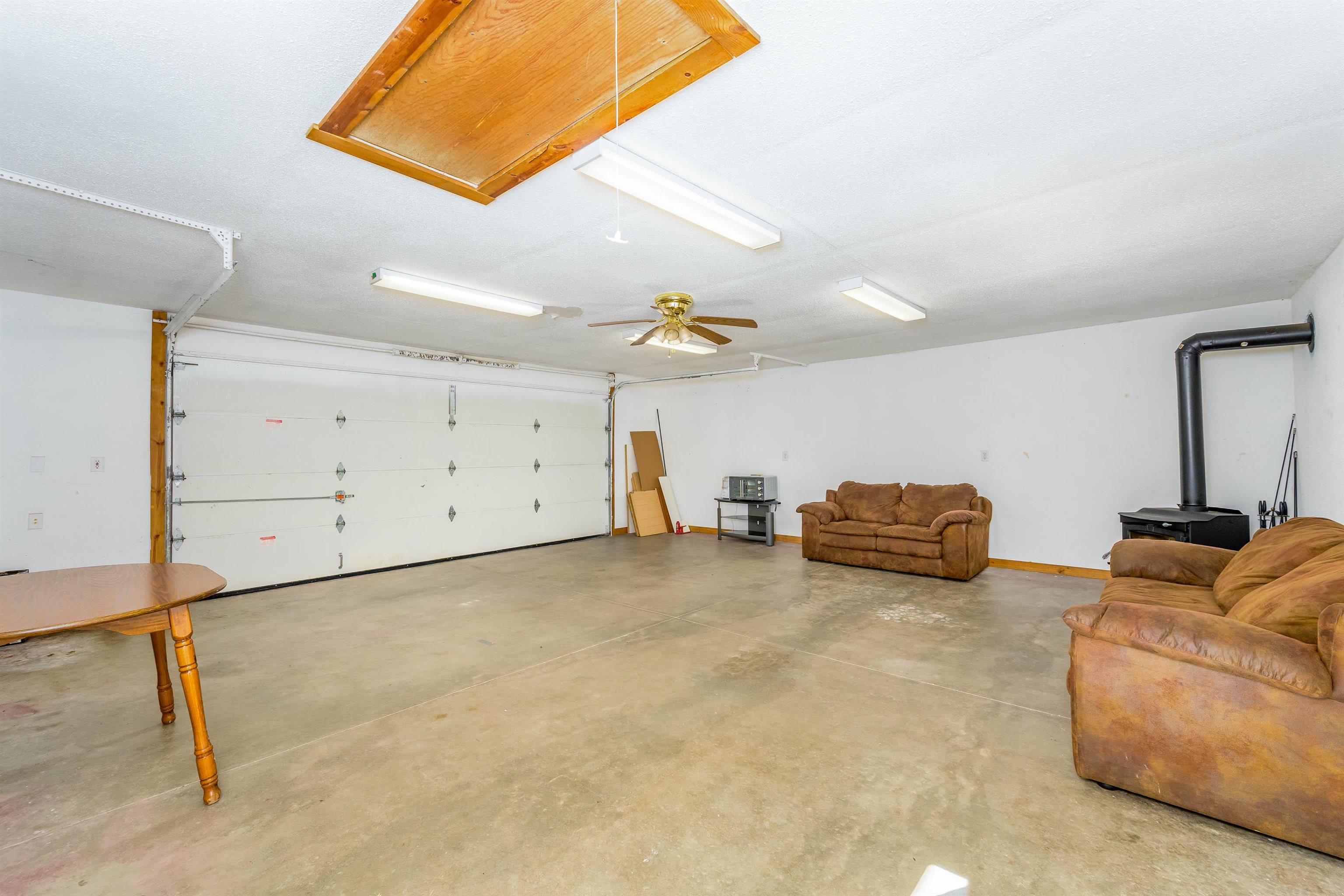 131 W Grover Ave Property Photo 8