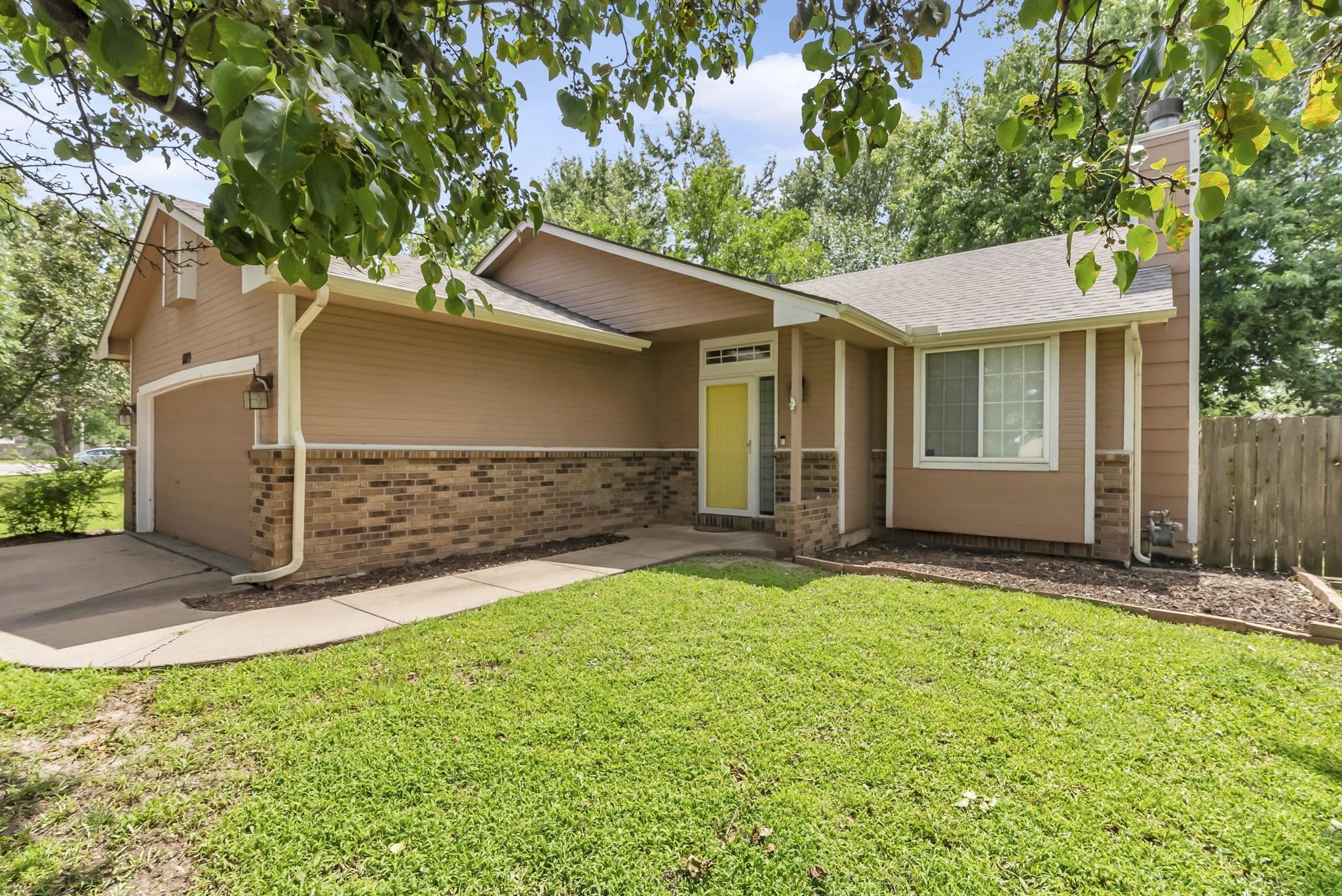 1109 N Lark Ln Property Photo 2